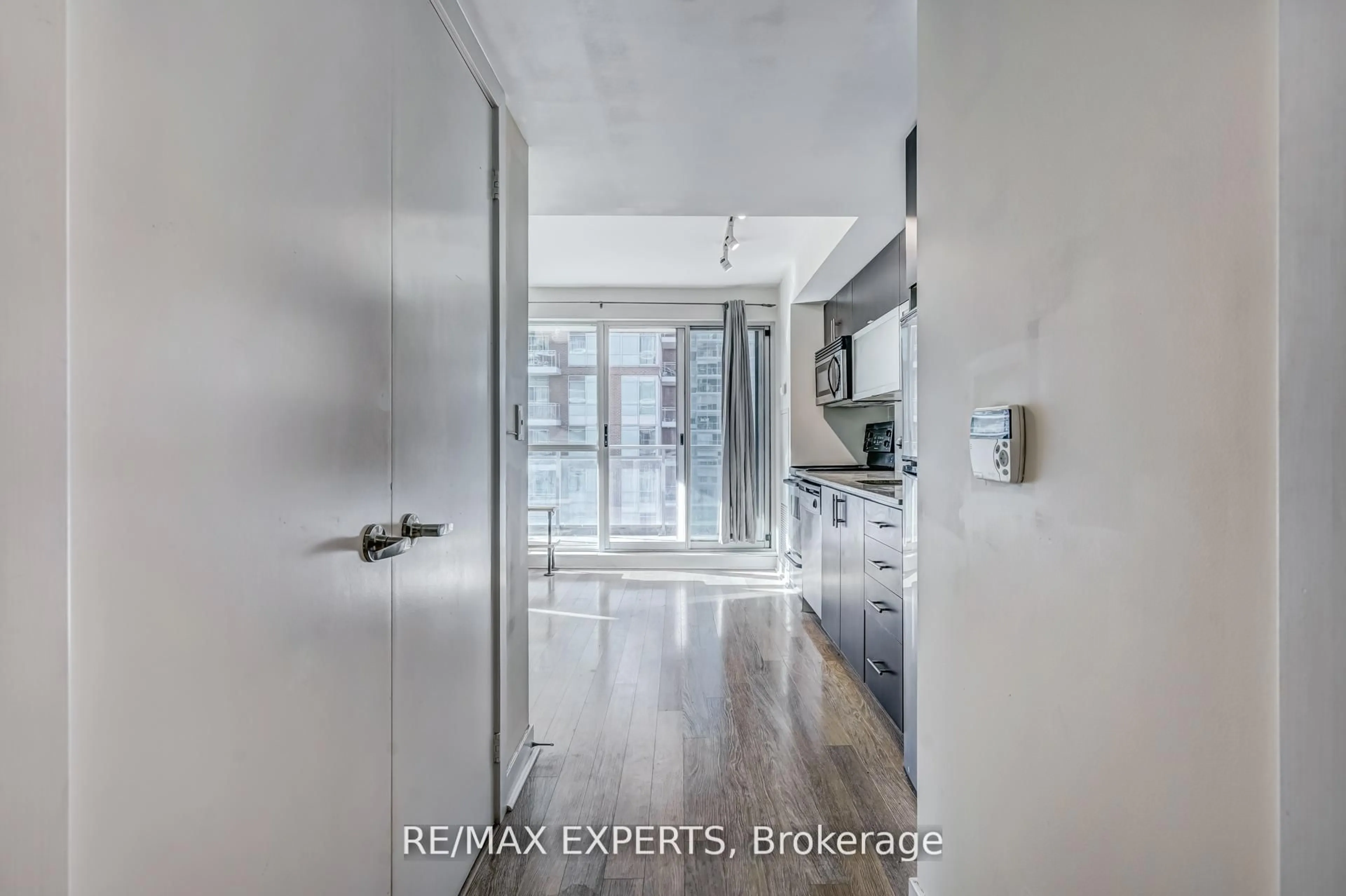 Indoor entryway for 80 Western Battery Rd #801, Toronto Ontario M6K 3S1