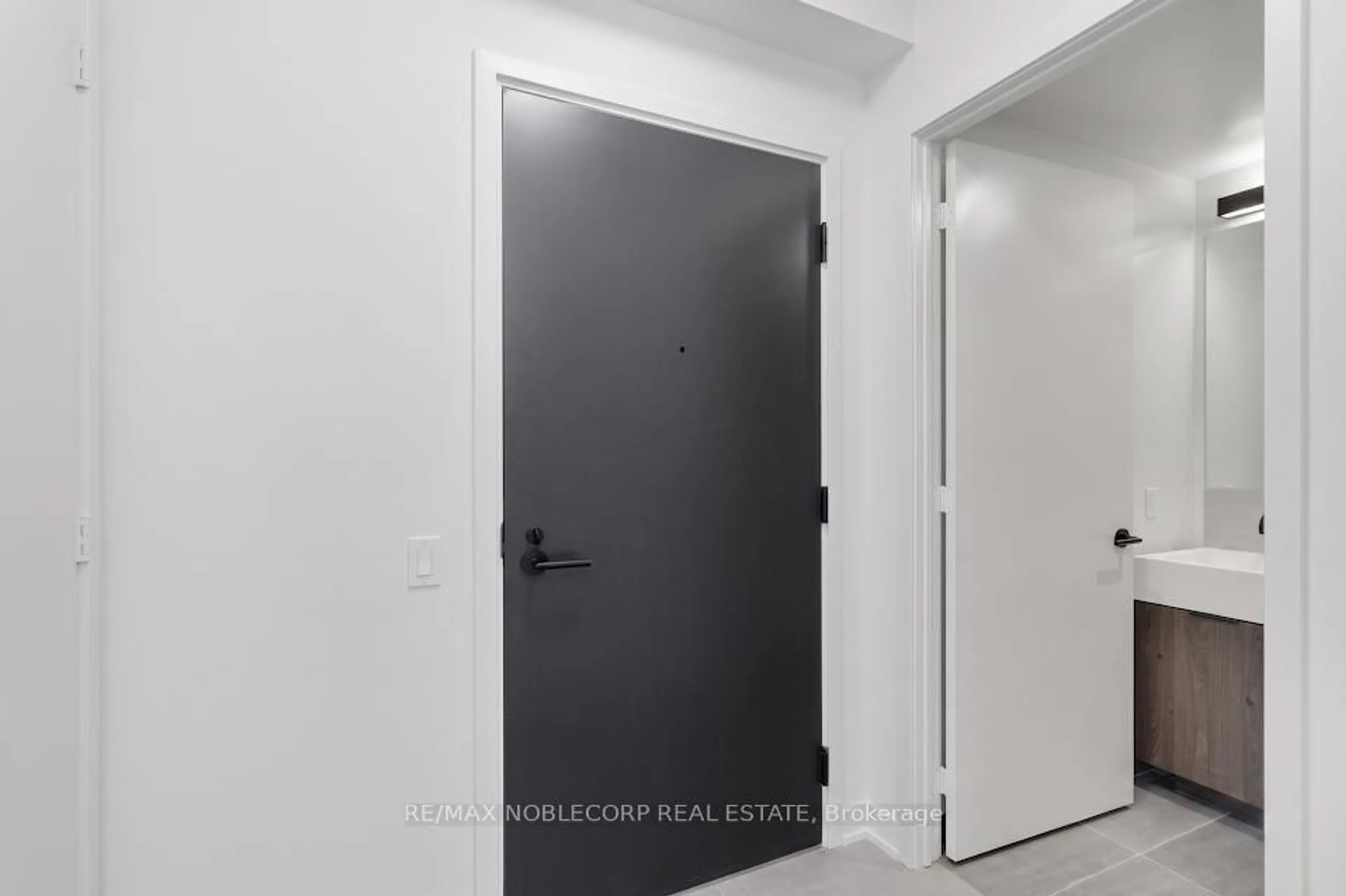 Indoor entryway for 108 Peter St #712, Toronto Ontario M5V 0W2