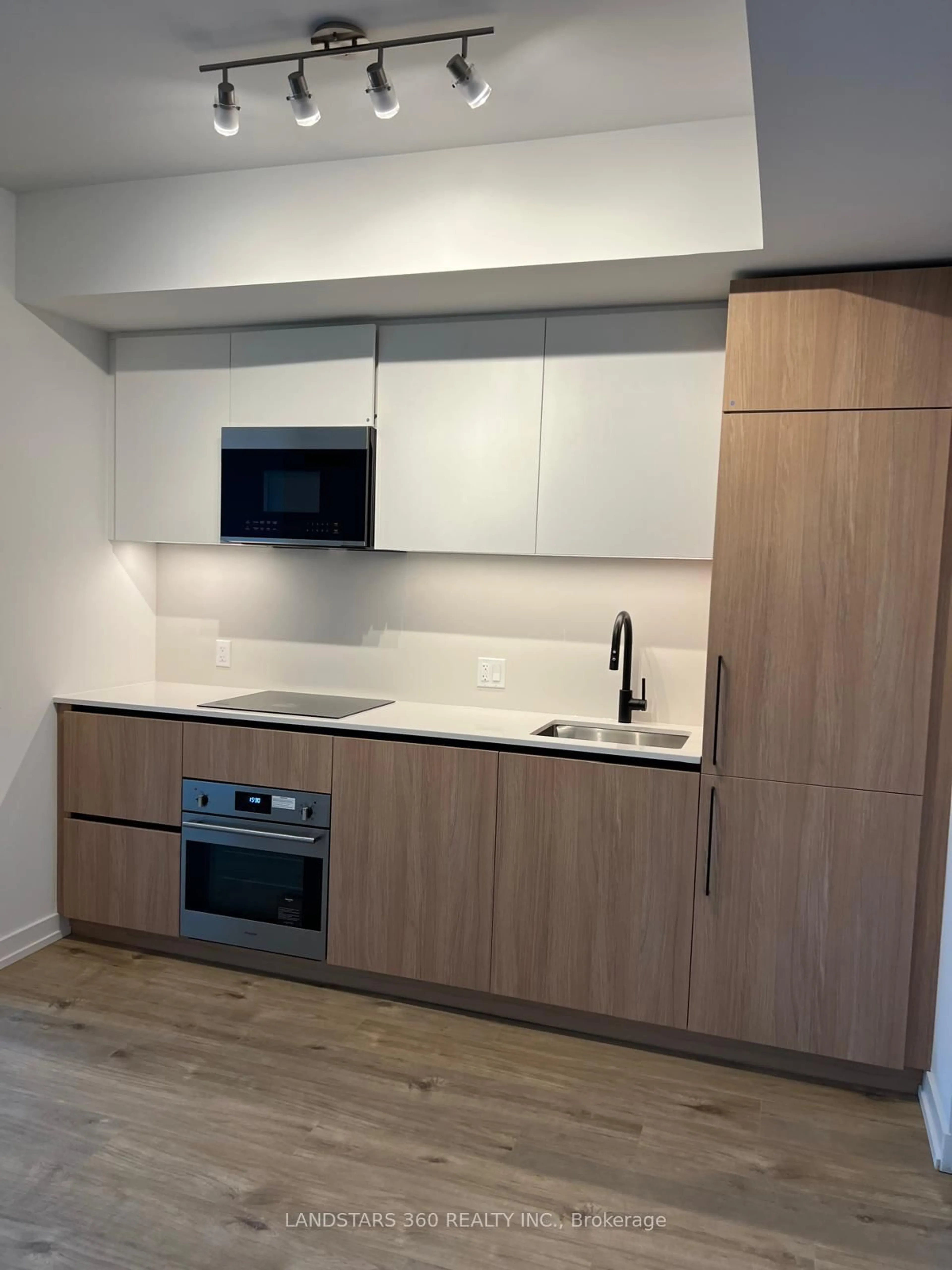Standard kitchen, wood/laminate floor for 35 Parliament St #2714, Toronto Ontario M5A 0Z5