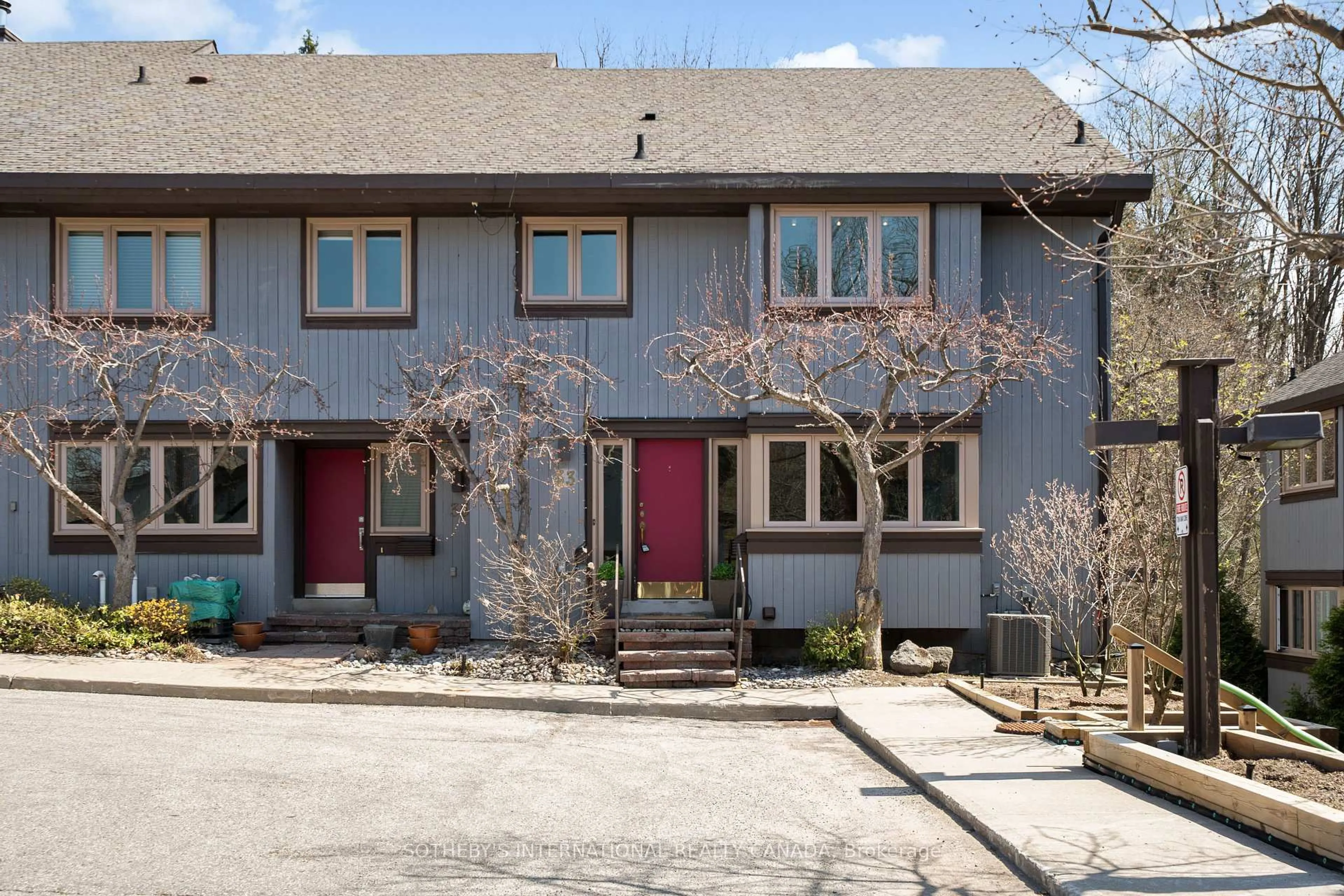 Home with vinyl exterior material, street for 33 RAINBOW CREEK Way, Toronto Ontario M2K 2T9