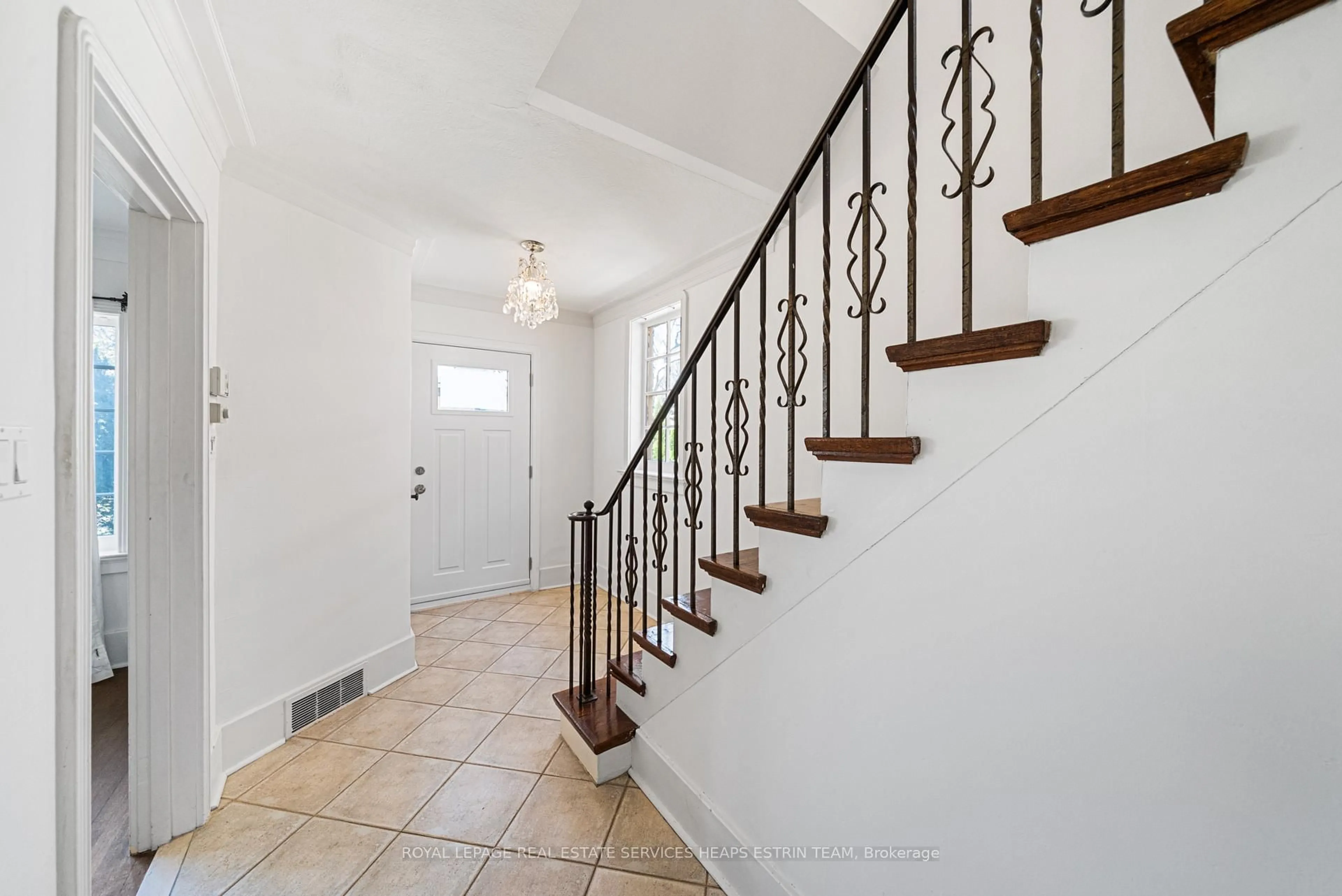 Indoor entryway for 61 Sutherland Dr, Toronto Ontario M4G 1H5