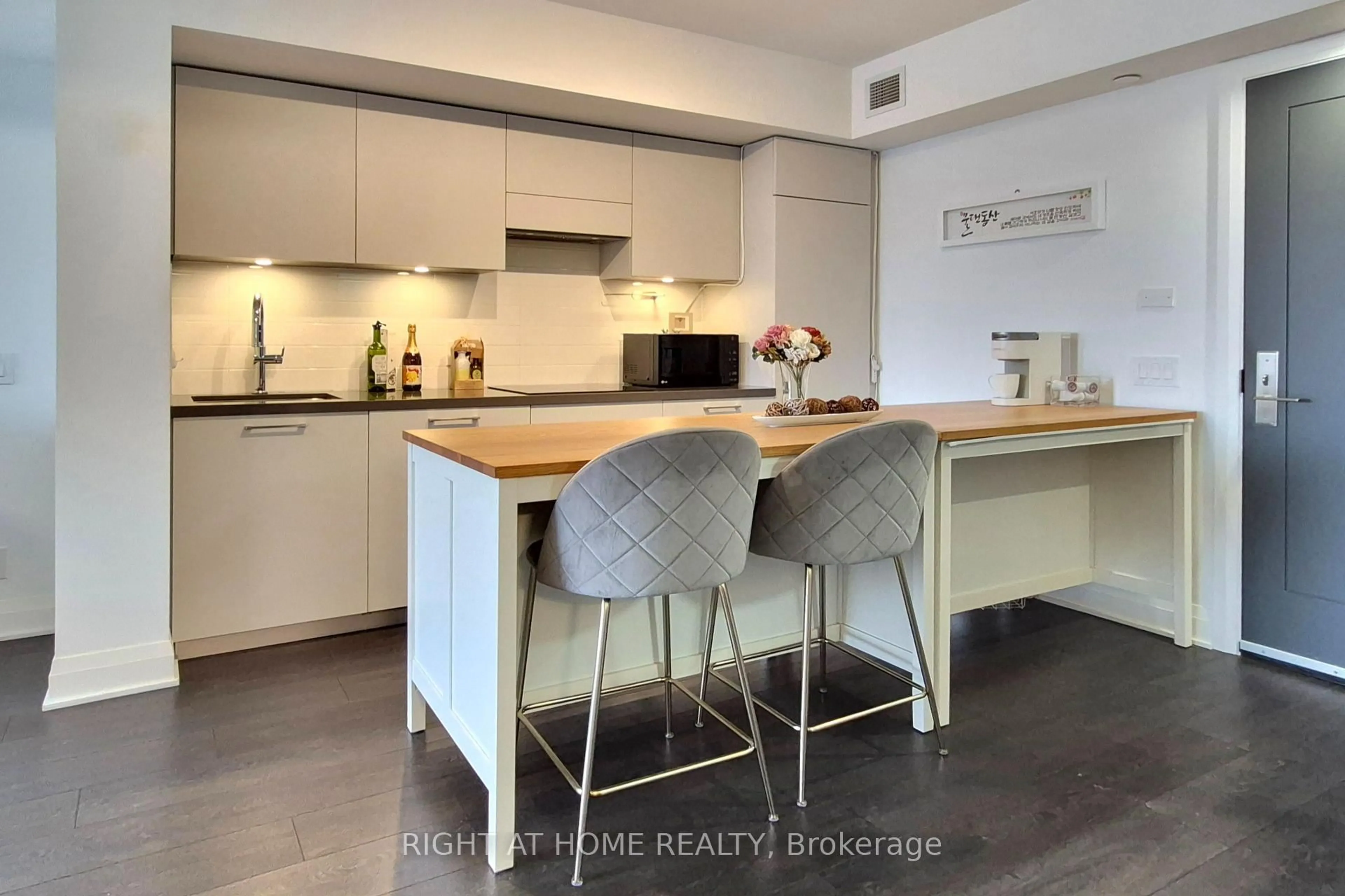 Contemporary kitchen, unknown for 33 Frederick Todd Way #319, Toronto Ontario M4G 0C9