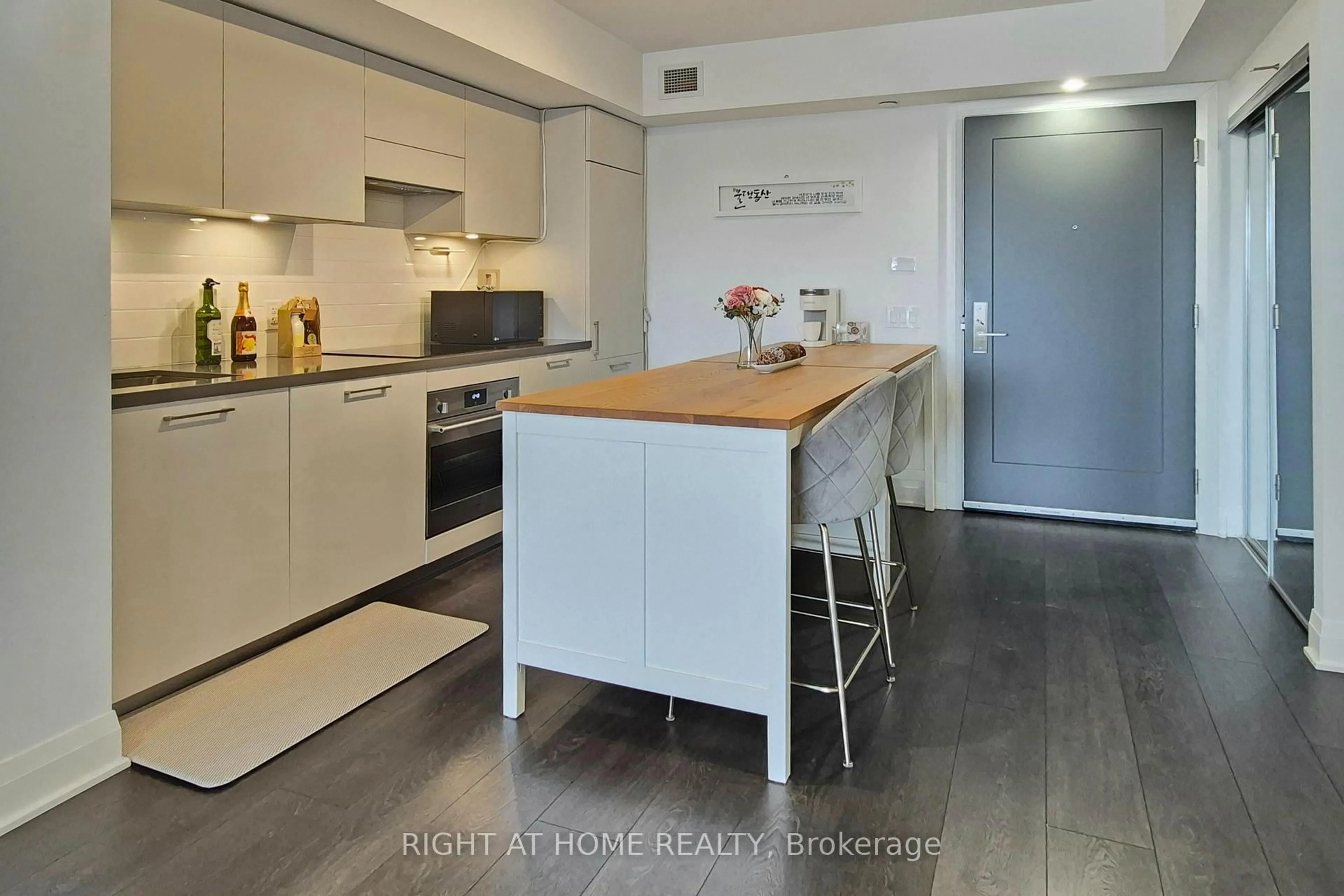 Unknown for 33 Frederick Todd Way #319, Toronto Ontario M4G 0C9