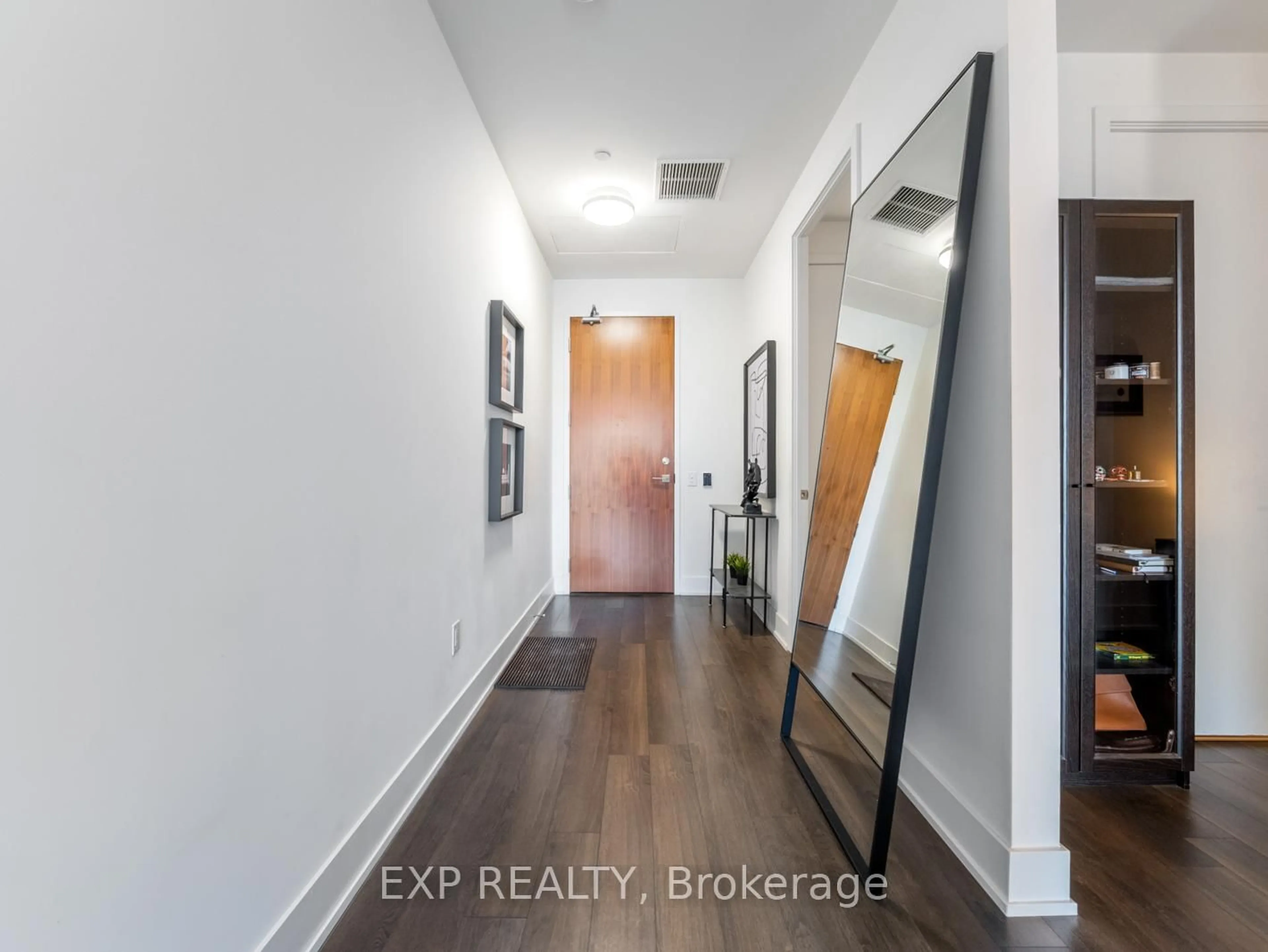 Indoor entryway for 111 St Clair Ave #624, Toronto Ontario M4V 1N5