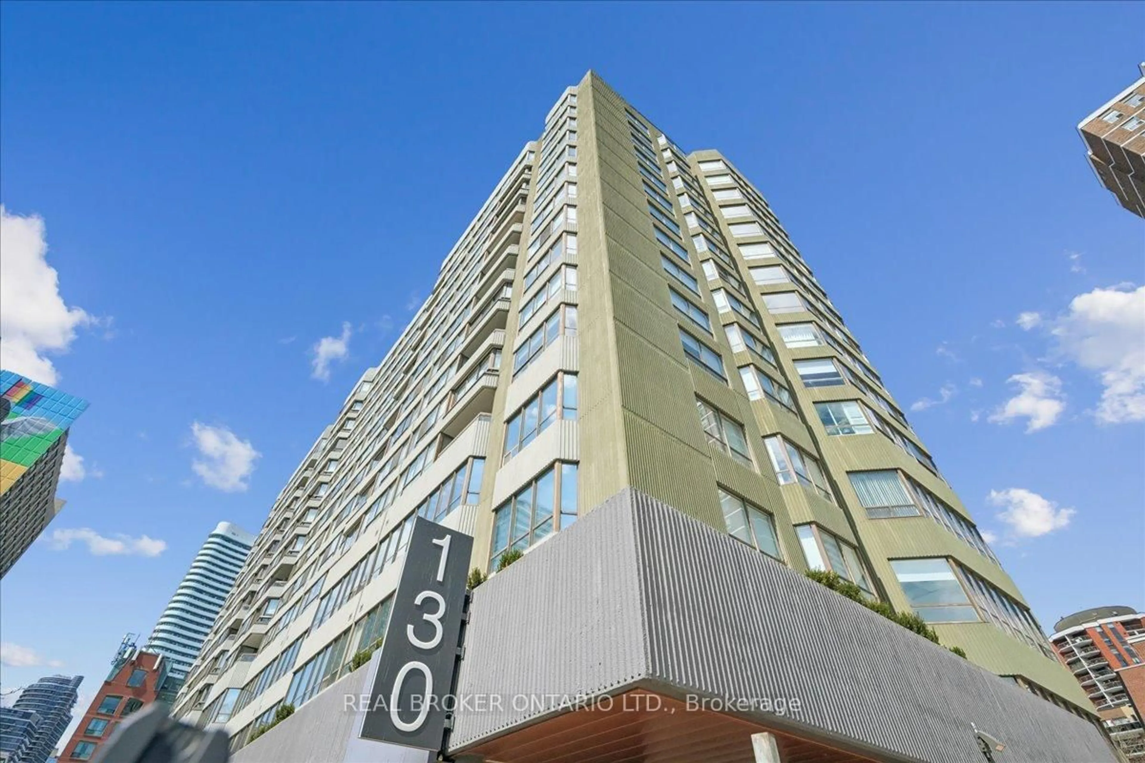 Patio, building for 130 Carlton St #602, Toronto Ontario M5A 4K3