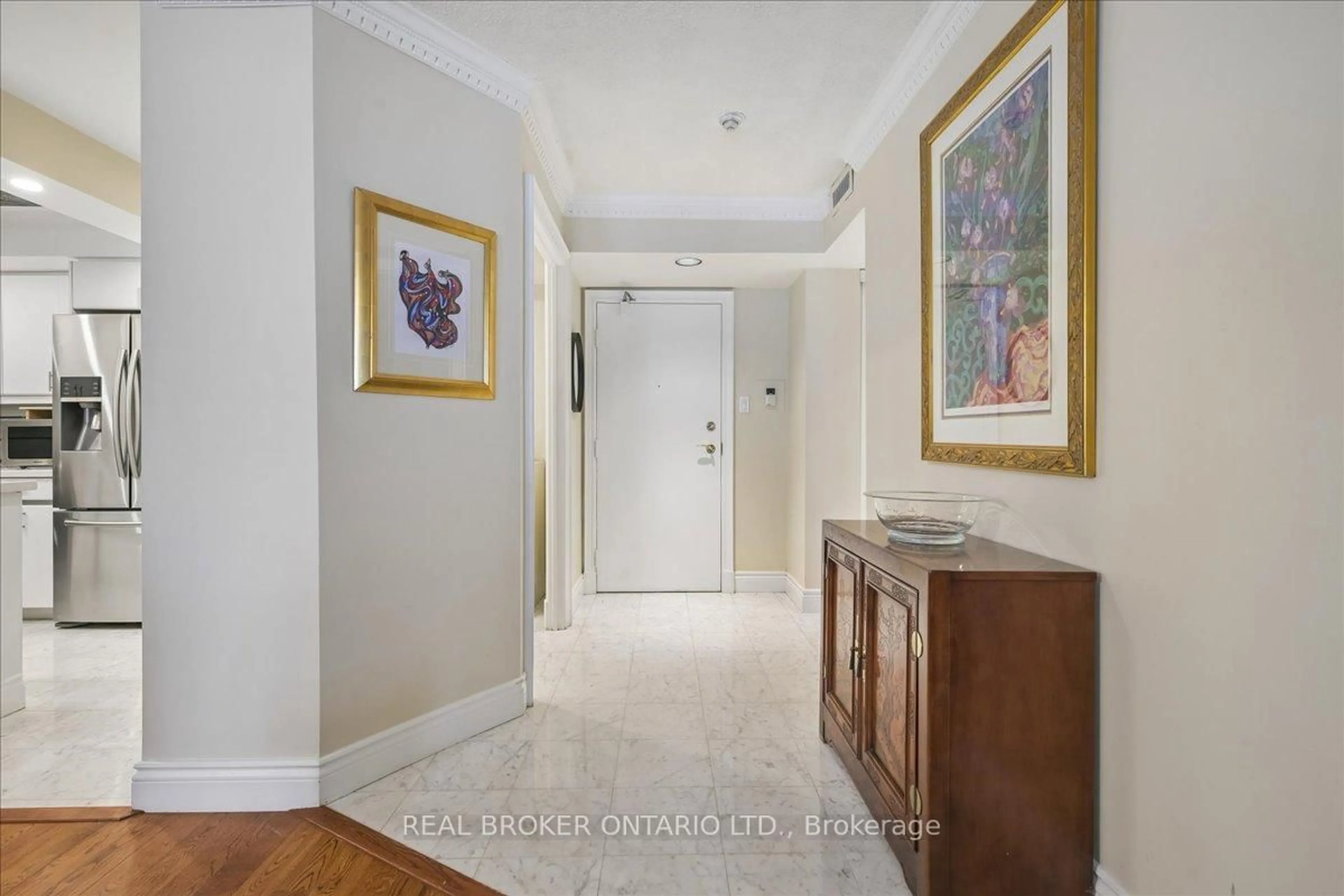 Indoor foyer for 130 Carlton St #602, Toronto Ontario M5A 4K3