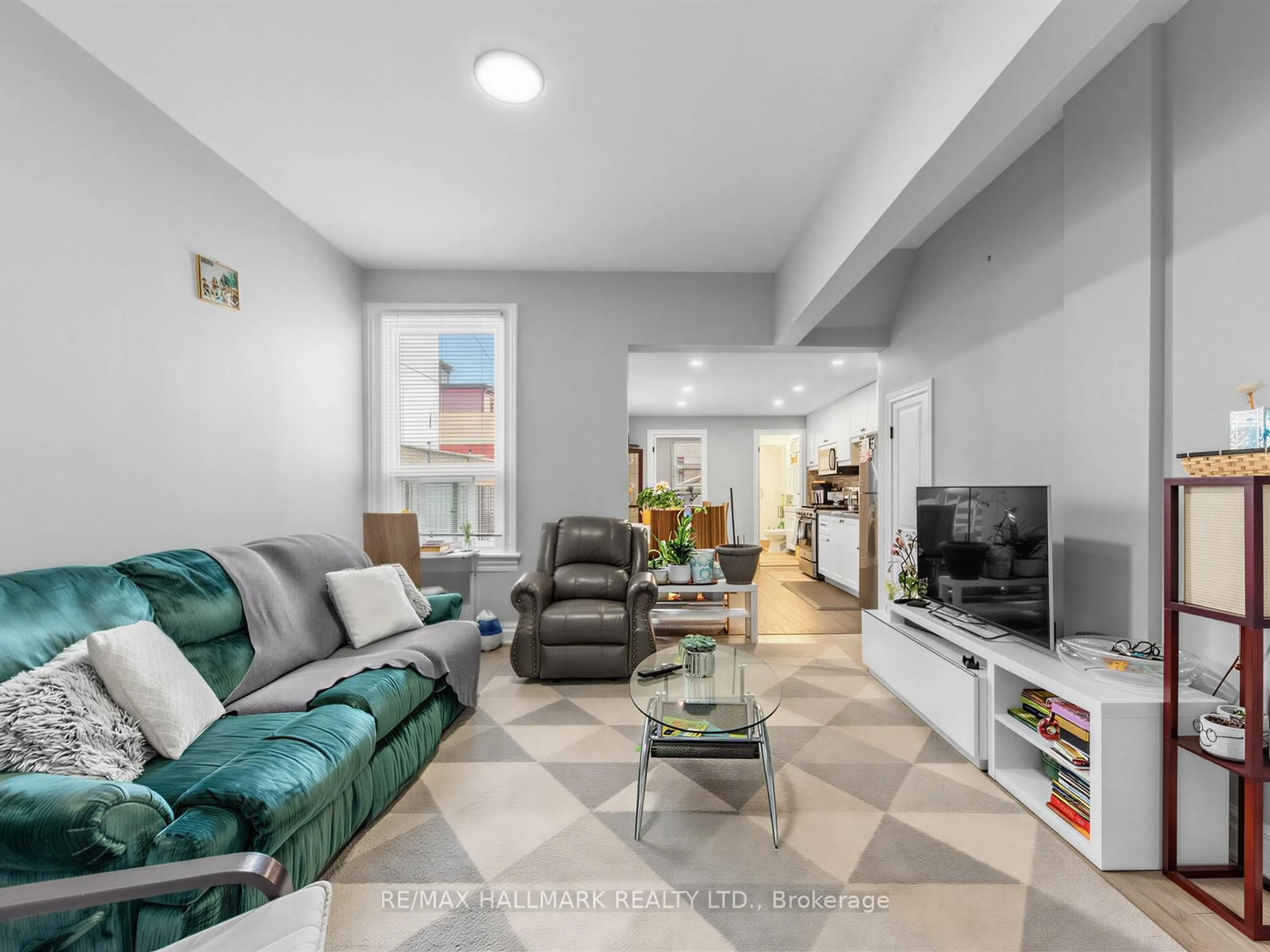 Living room with furniture, unknown for 141 Palmerston Ave, Toronto Ontario M6J 2J2