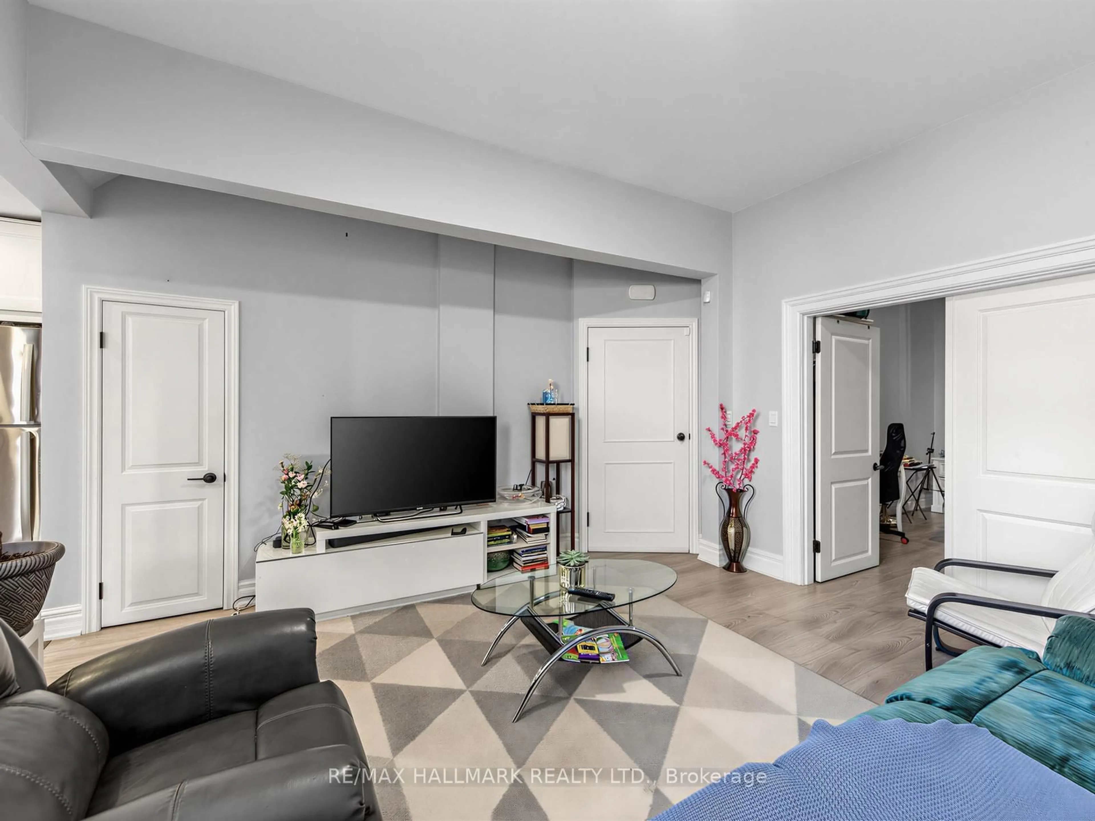 Living room with furniture, unknown for 141 Palmerston Ave, Toronto Ontario M6J 2J2