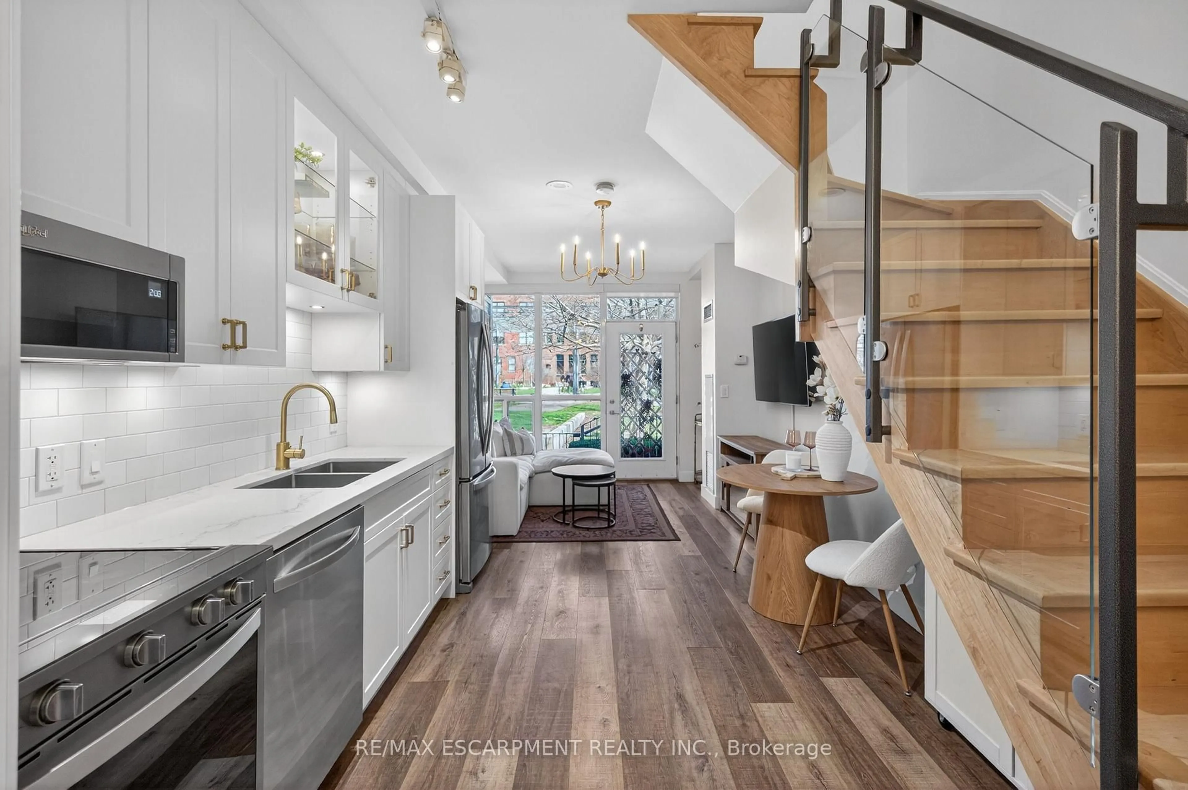 Open concept kitchen, ceramic/tile floor for 1005 King St #127, Toronto Ontario M6K 3M8