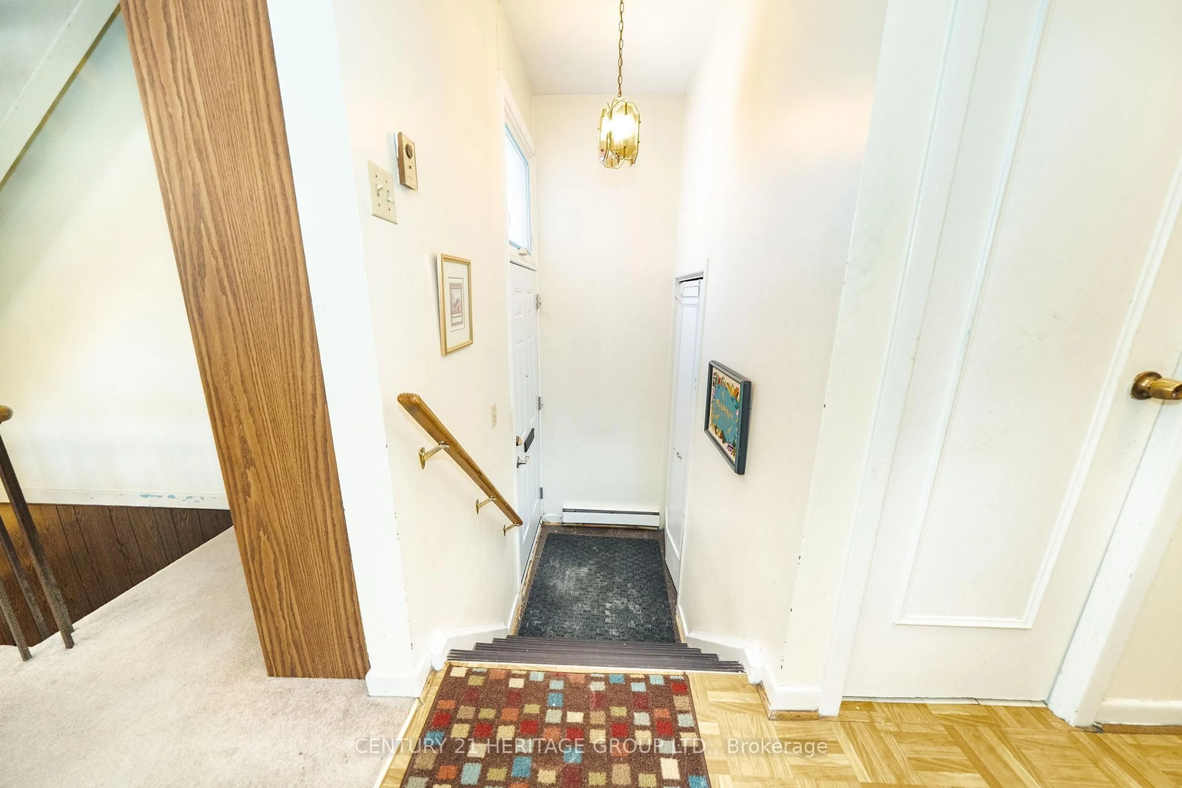 Indoor foyer for 19 Candy Court Way, Toronto Ontario M2R 2Y7