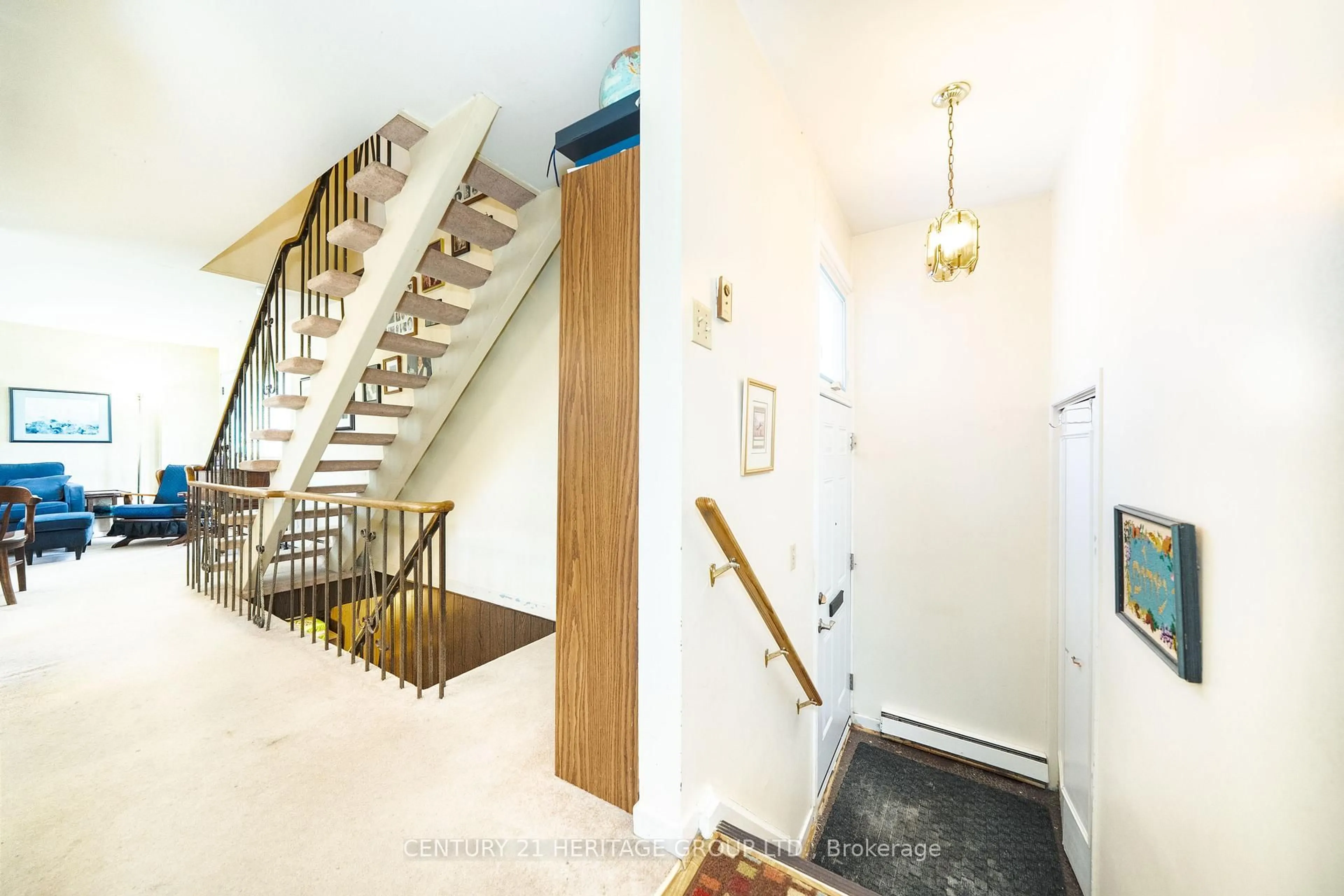 Indoor foyer for 19 Candy Court Way, Toronto Ontario M2R 2Y7