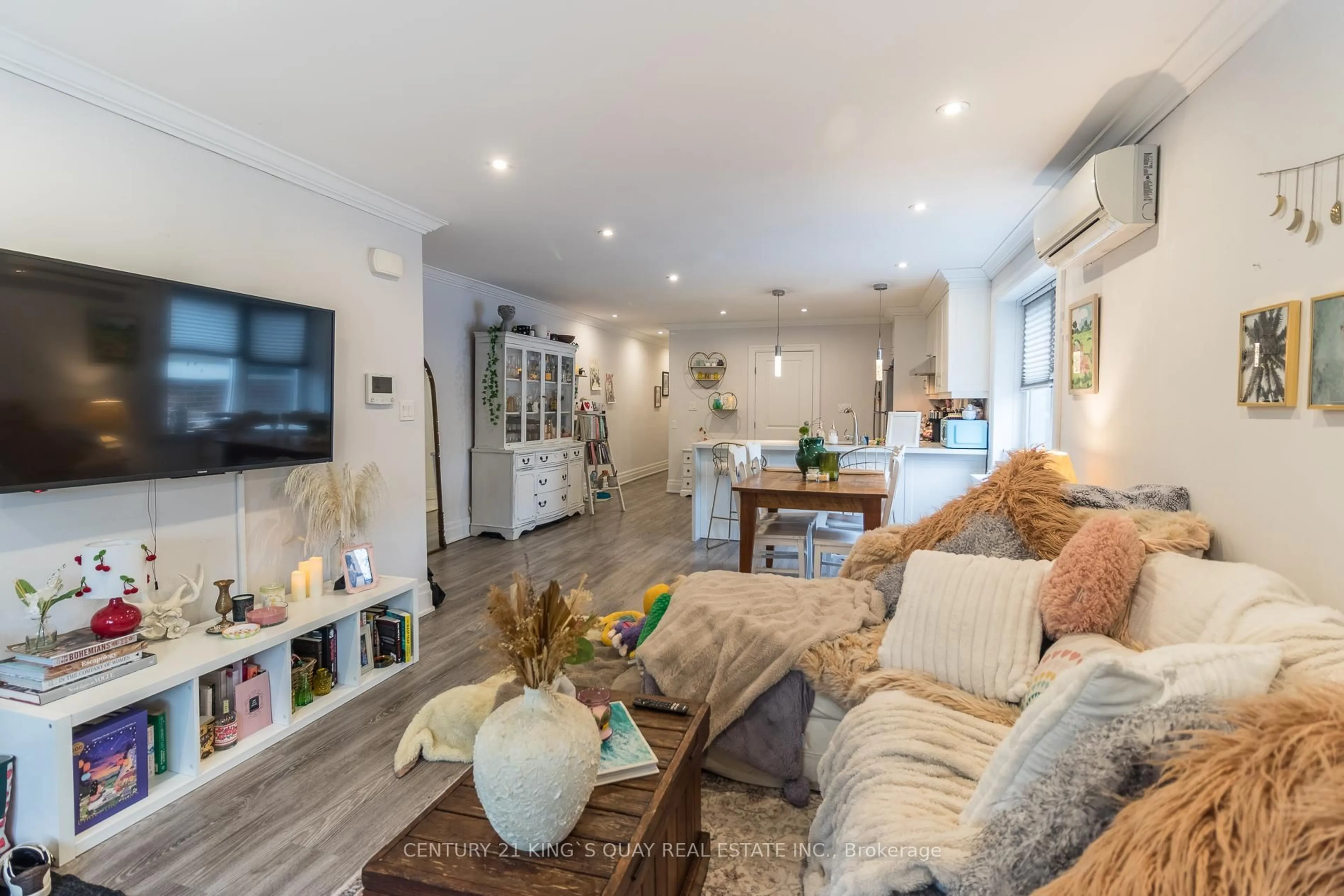 Living room with furniture, unknown for 301 Cleveland St, Toronto Ontario M4S 2W7