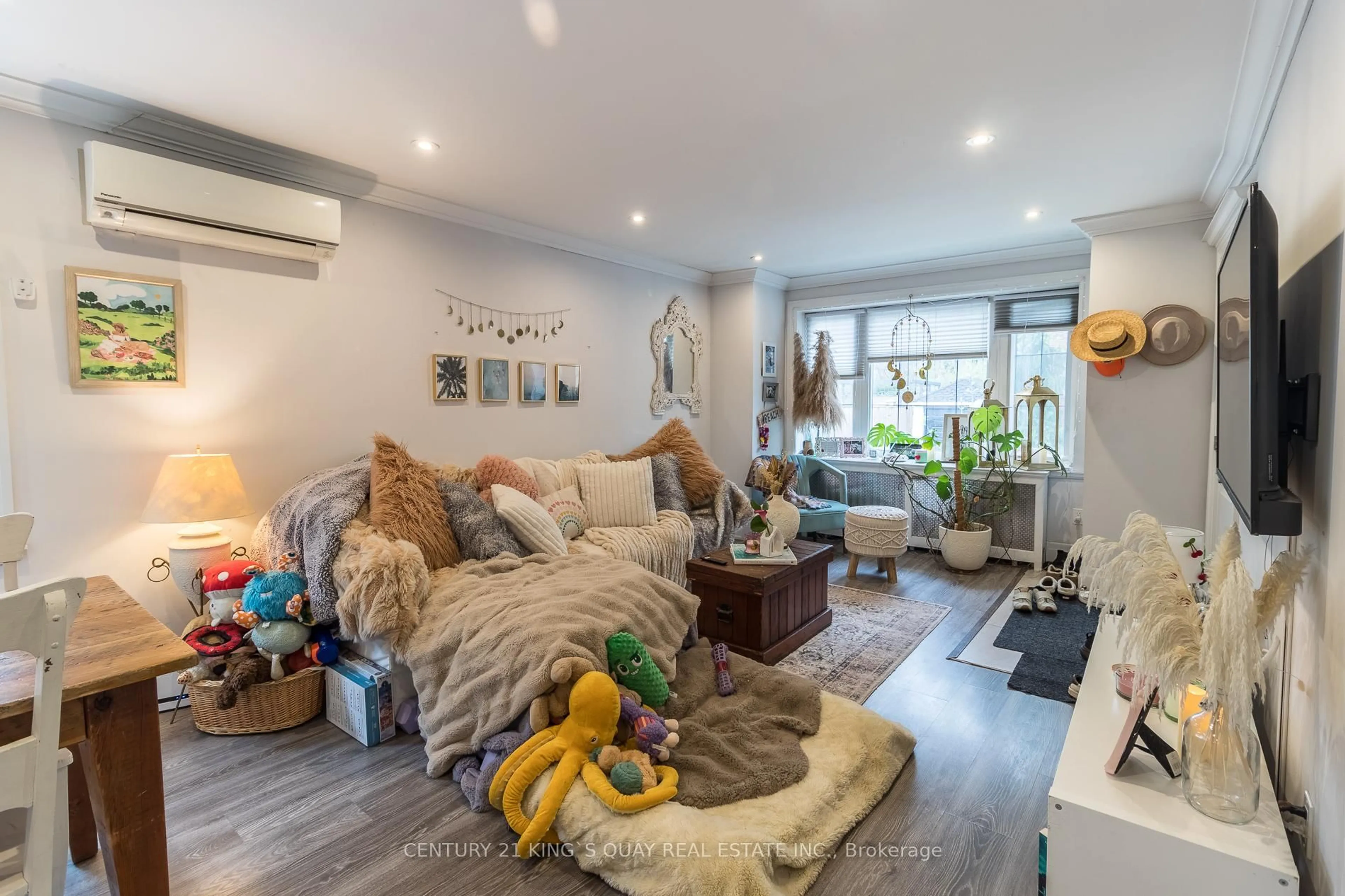 Living room with furniture, wood/laminate floor for 301 Cleveland St, Toronto Ontario M4S 2W7