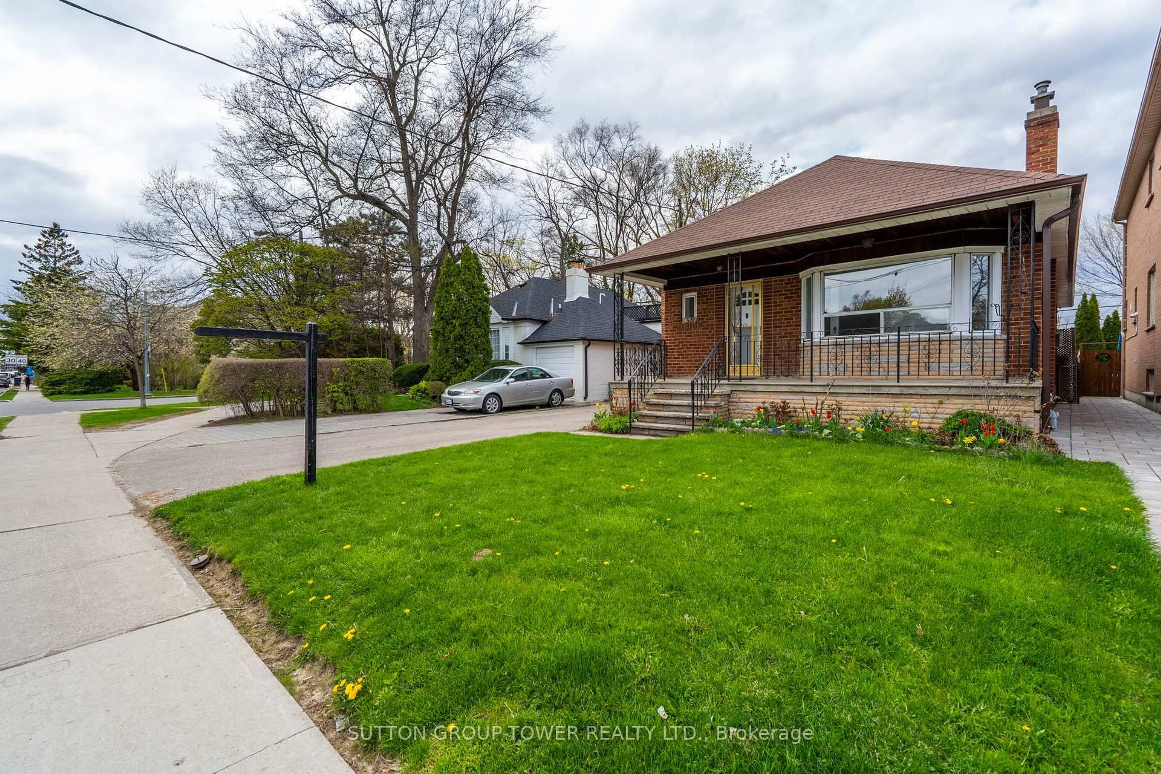 A pic from outside/outdoor area/front of a property/back of a property/a pic from drone, street for 58 Shelborne Ave, Toronto Ontario M5N 1Z1