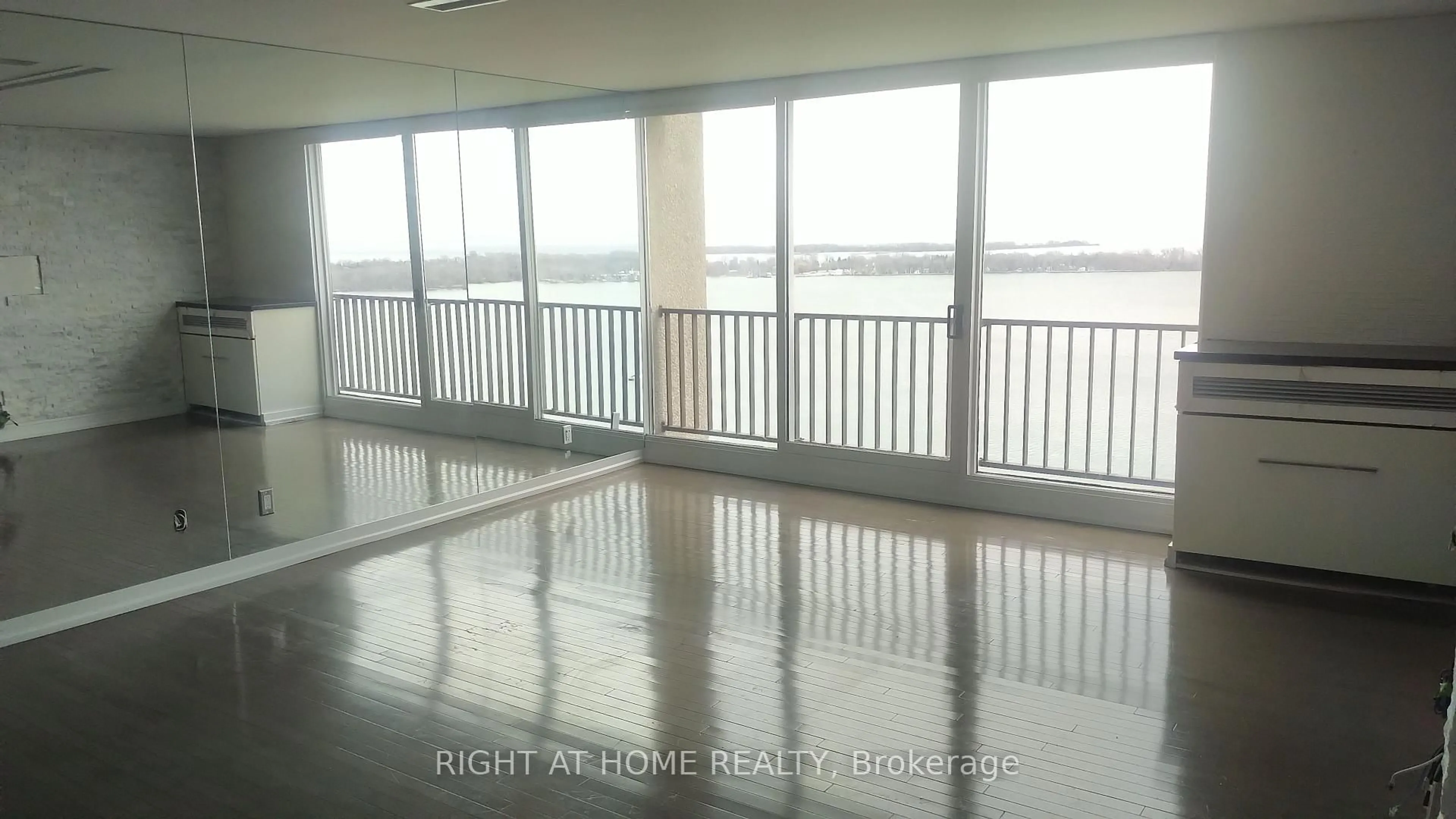 Indoor foyer for 33 Harbour Sq #2803, Toronto Ontario M5J 2G2