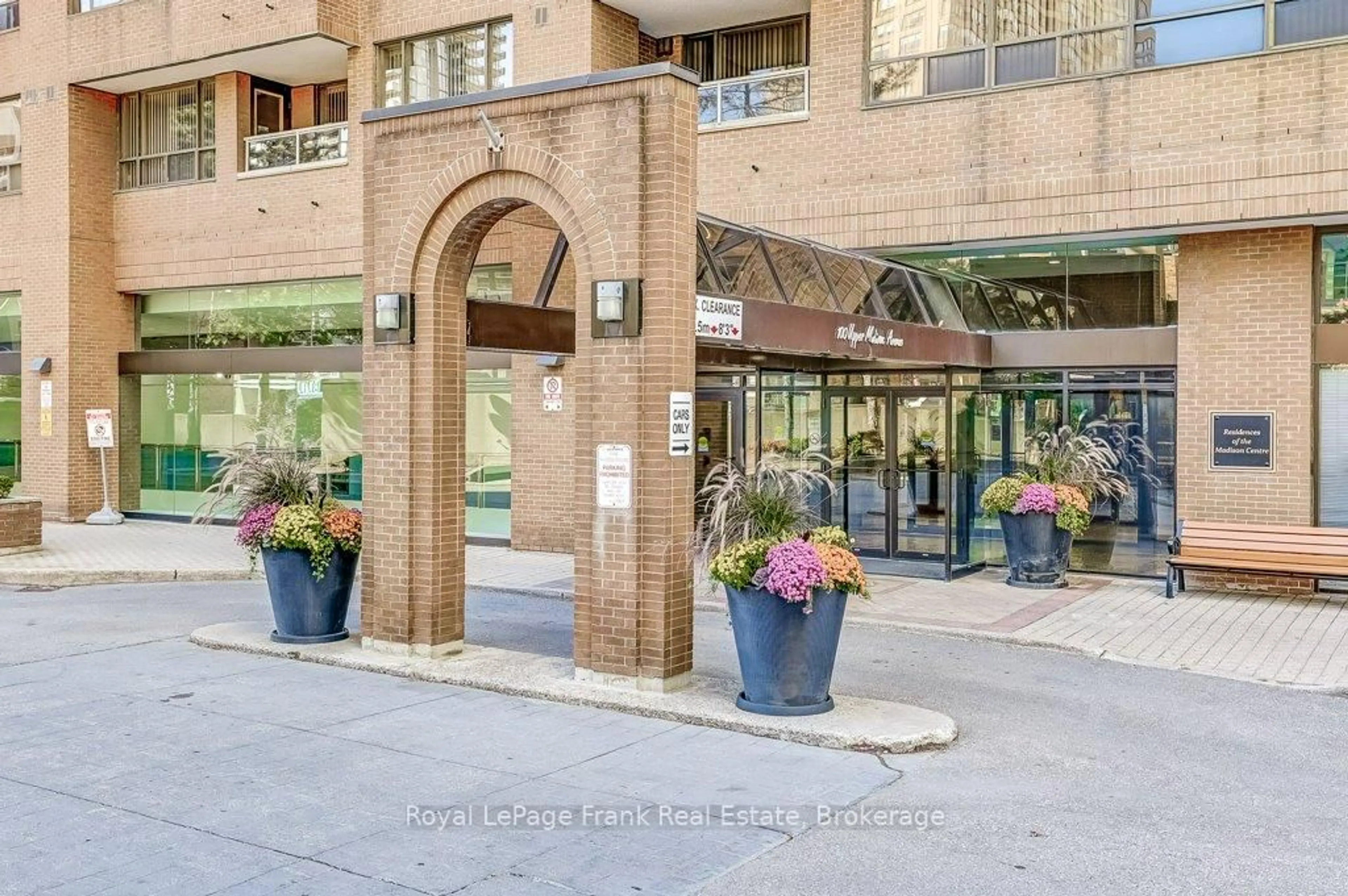 Indoor foyer for 100 Upper Madison Ave #306, Toronto Ontario M2N 6M4