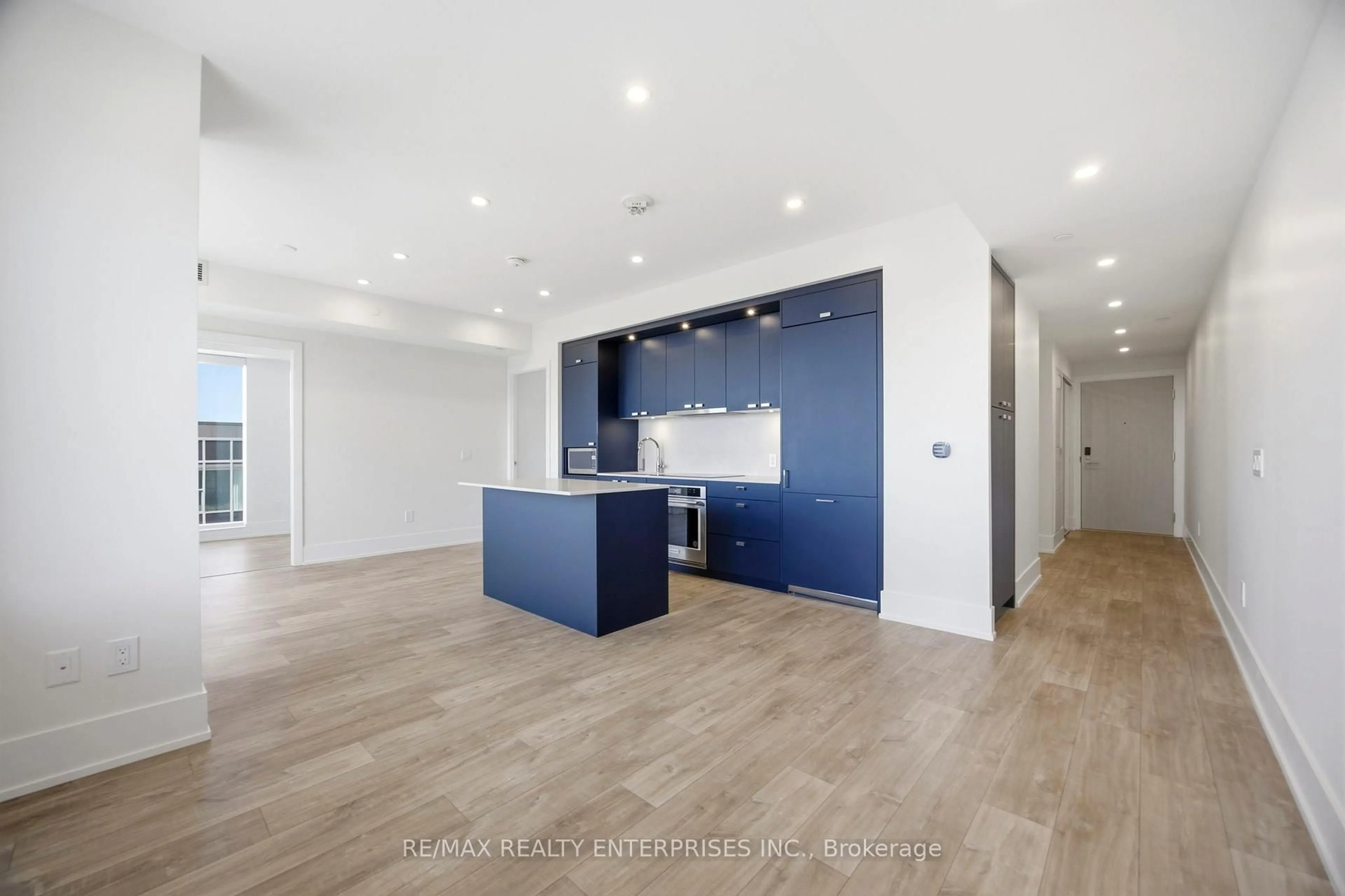 Open concept kitchen, wood/laminate floor for 480 Front St #1404, Toronto Ontario M5V 0V5