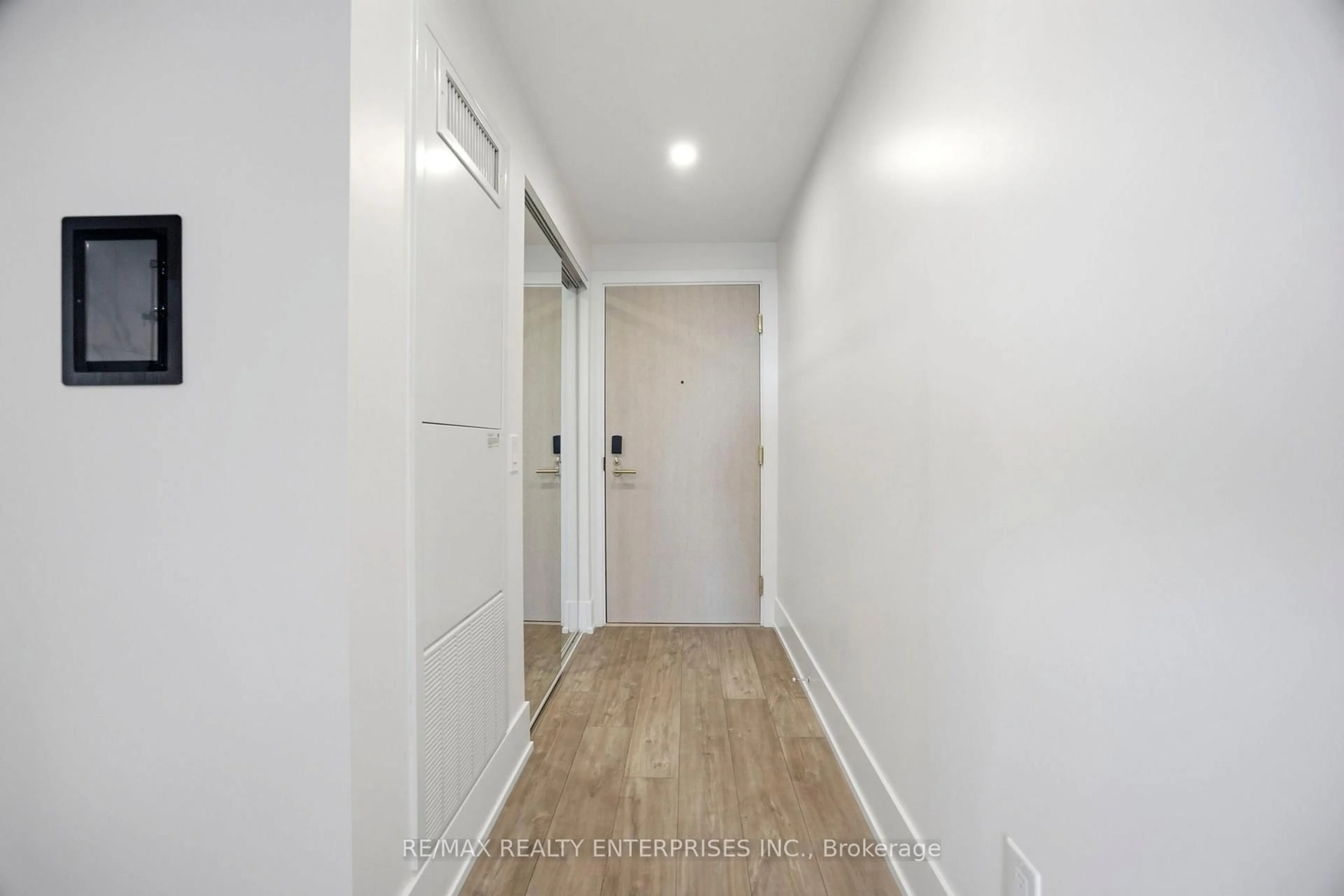 Indoor entryway for 480 Front St #1404, Toronto Ontario M5V 0V5