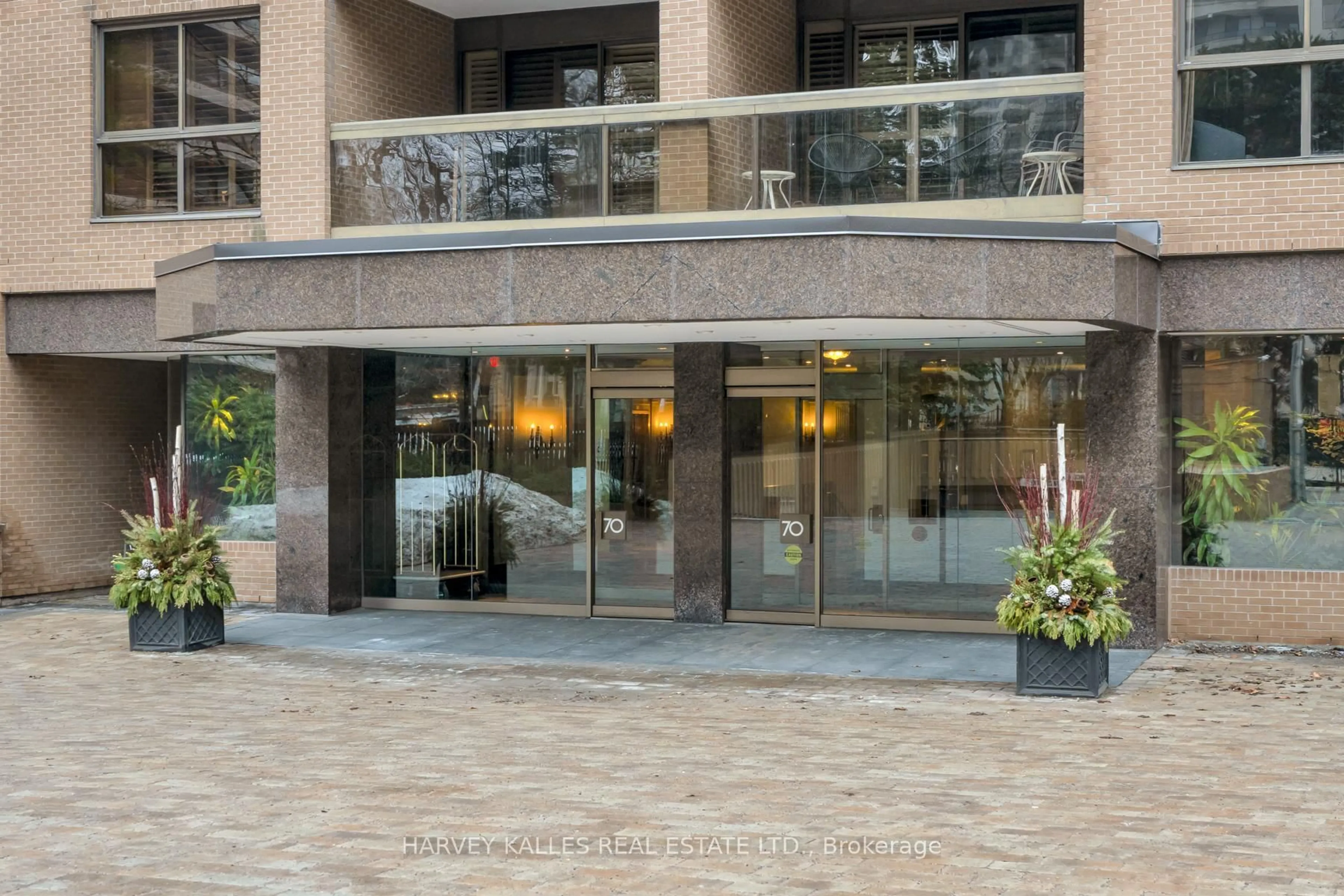 Indoor foyer for 70 Rosehill Ave #204, Toronto Ontario M4T 2W7