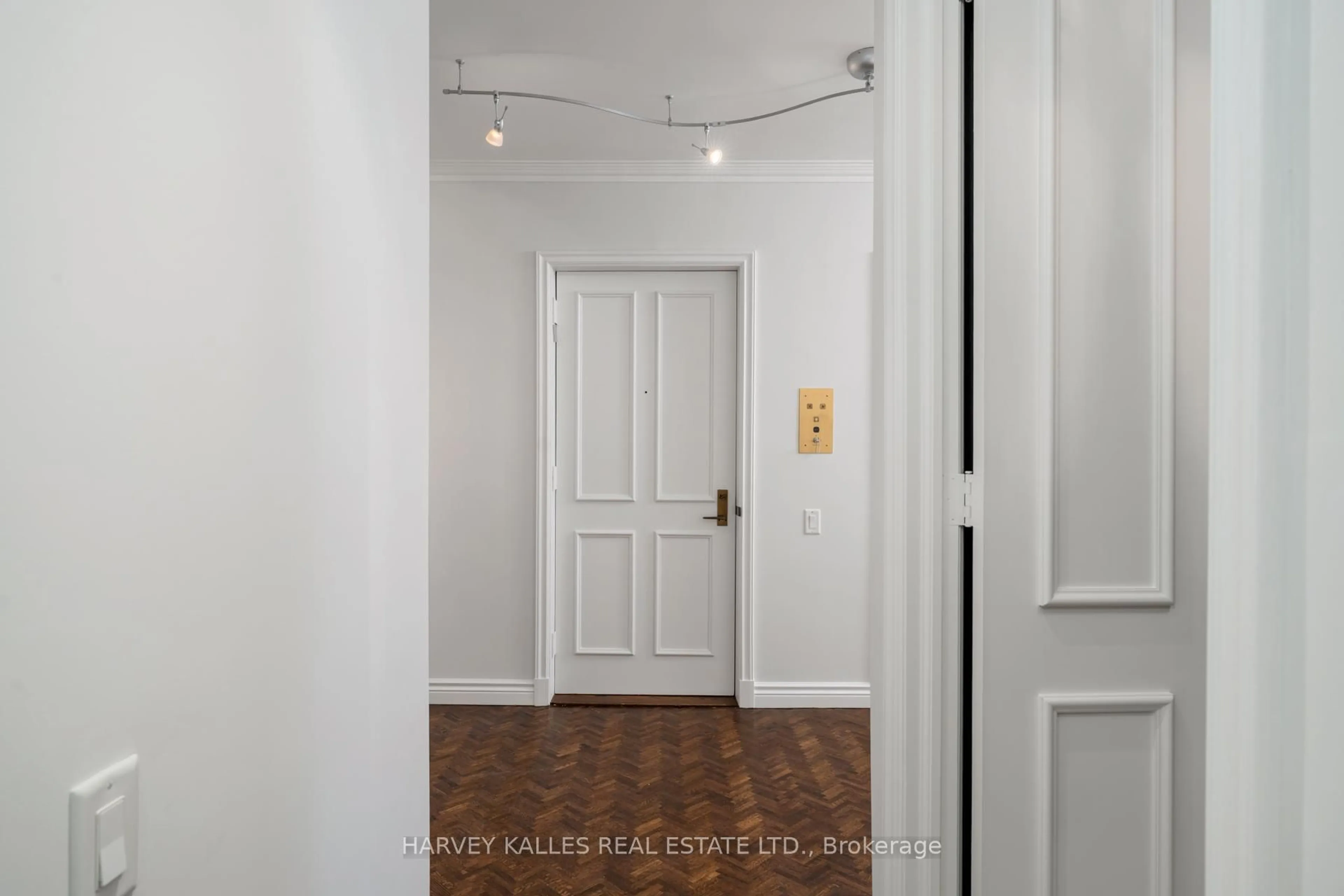 Indoor entryway for 70 Rosehill Ave #204, Toronto Ontario M4T 2W7