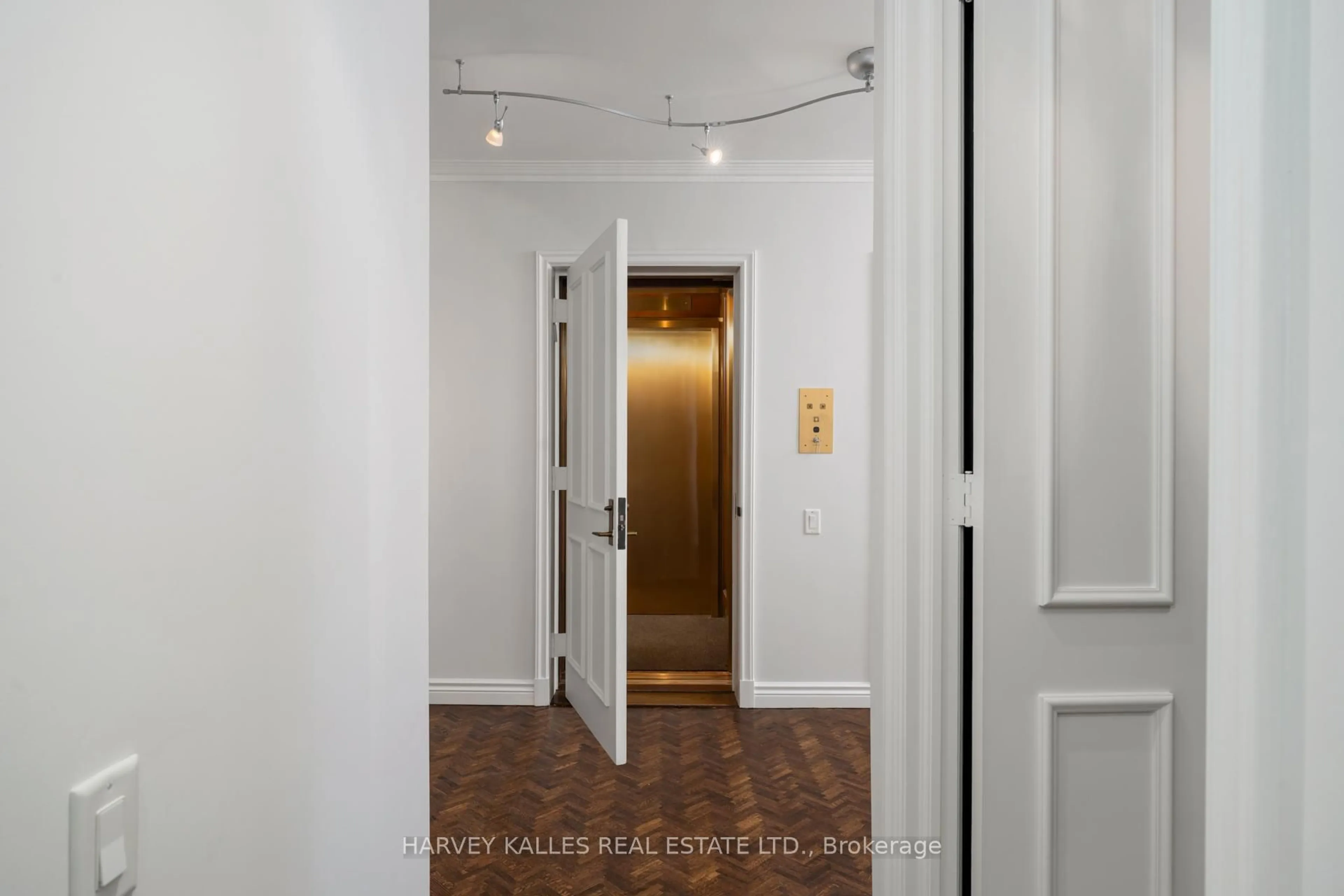Indoor entryway for 70 Rosehill Ave #204, Toronto Ontario M4T 2W7