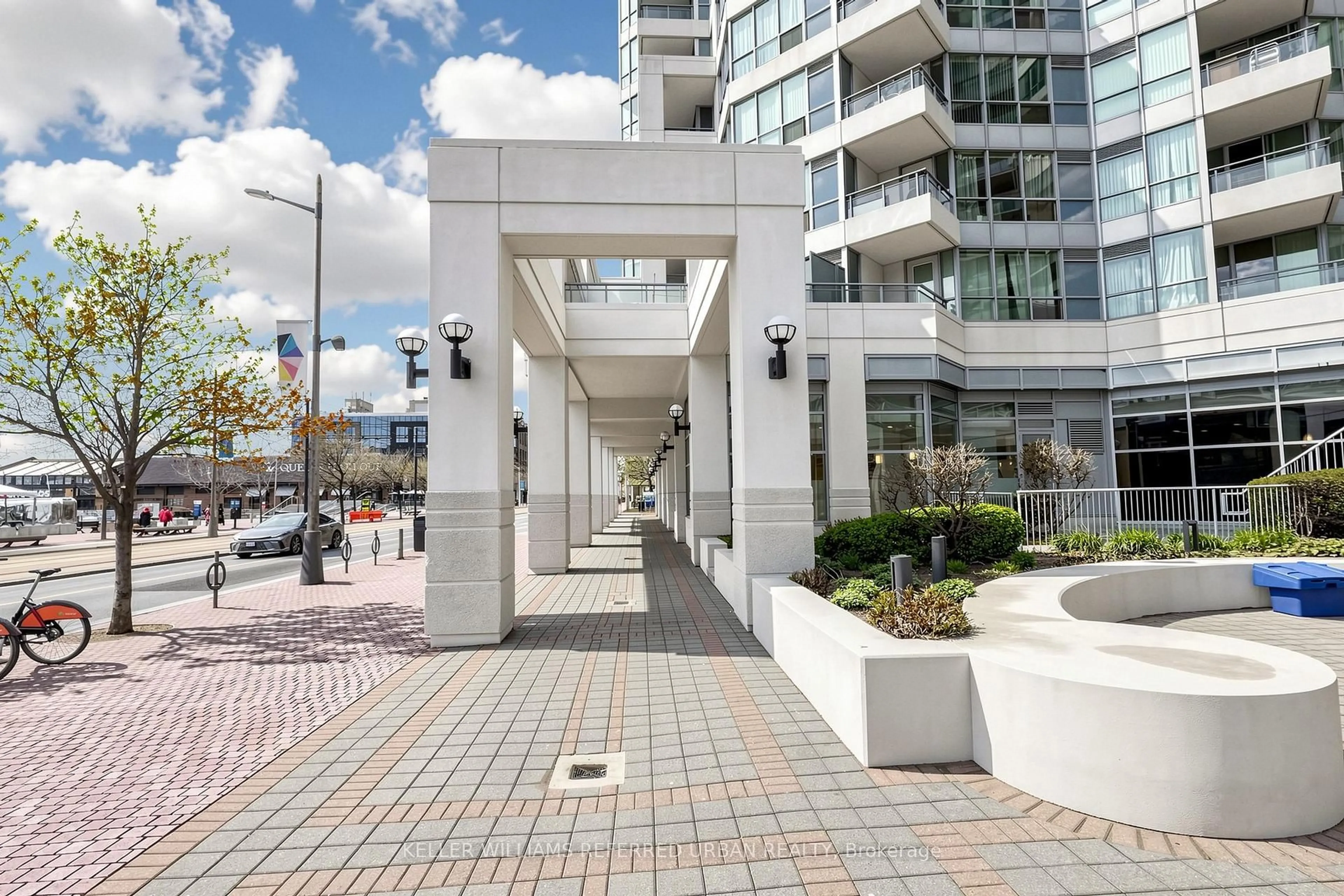 Patio, street for 230 Queens Quay #2325, Toronto Ontario M5J 2Y7