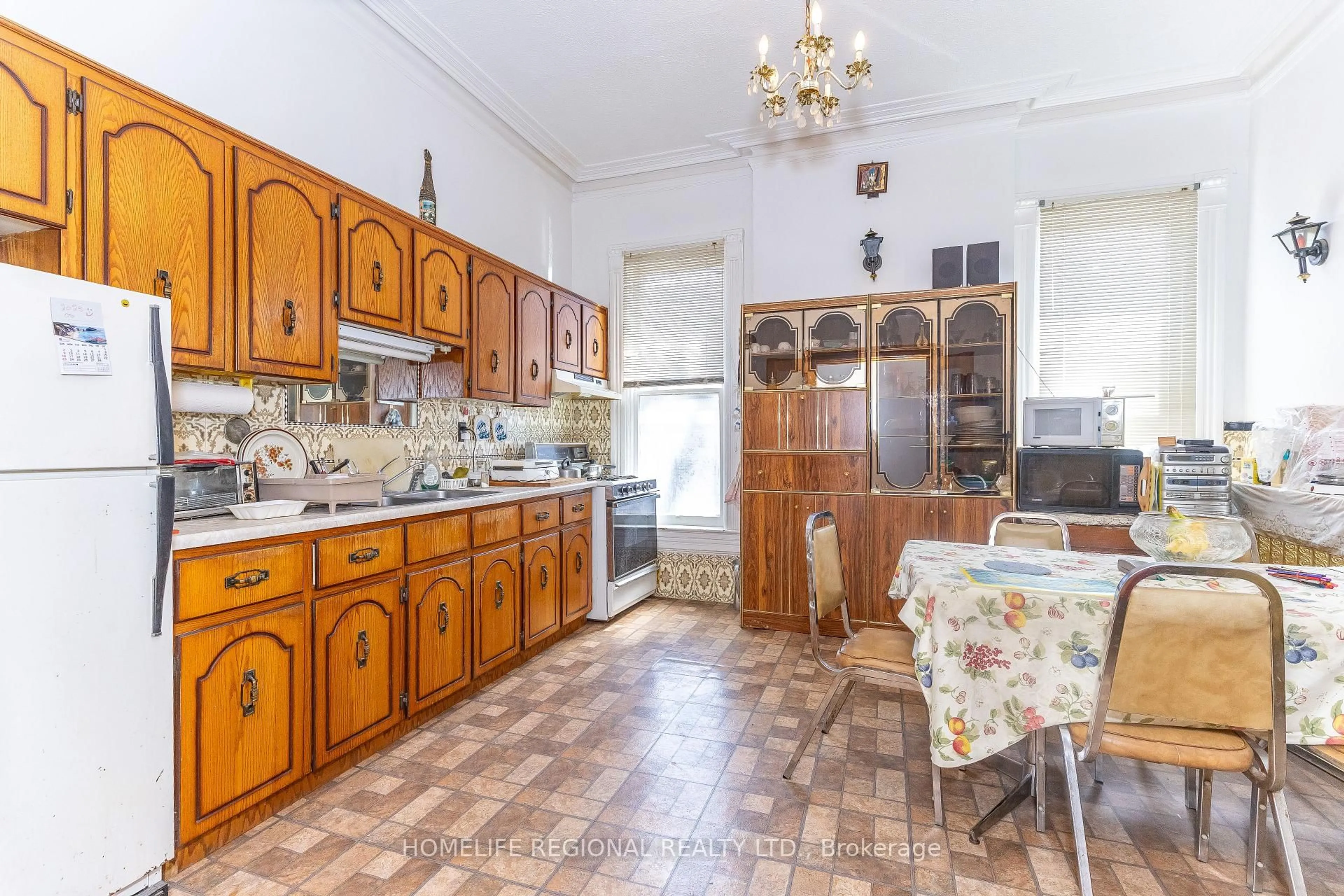 Standard kitchen, unknown for 237 Roxton Rd, Toronto Ontario M6G 3R1