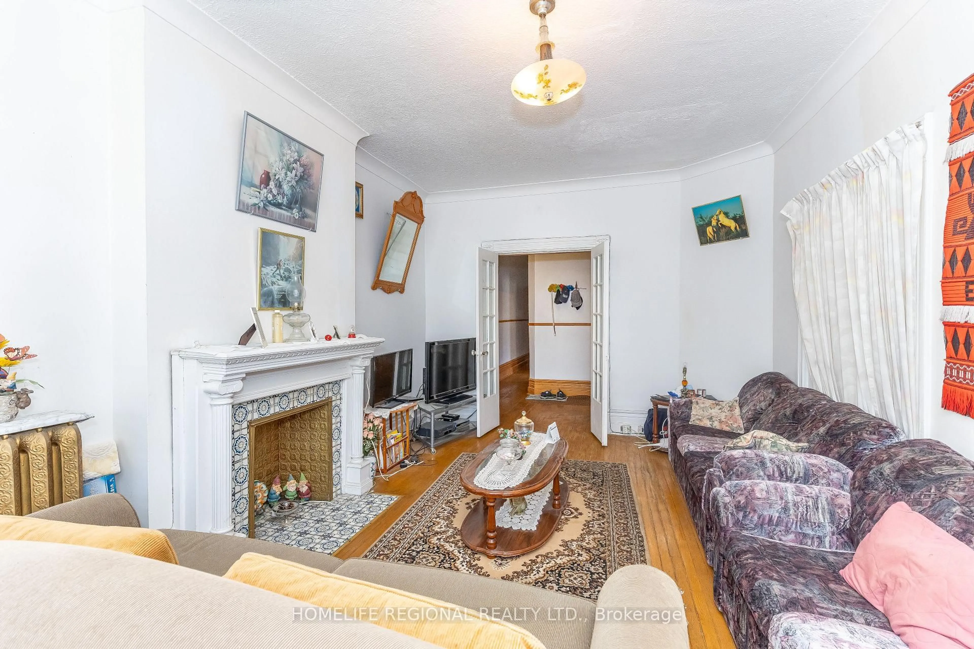 Living room with furniture, unknown for 237 Roxton Rd, Toronto Ontario M6G 3R1