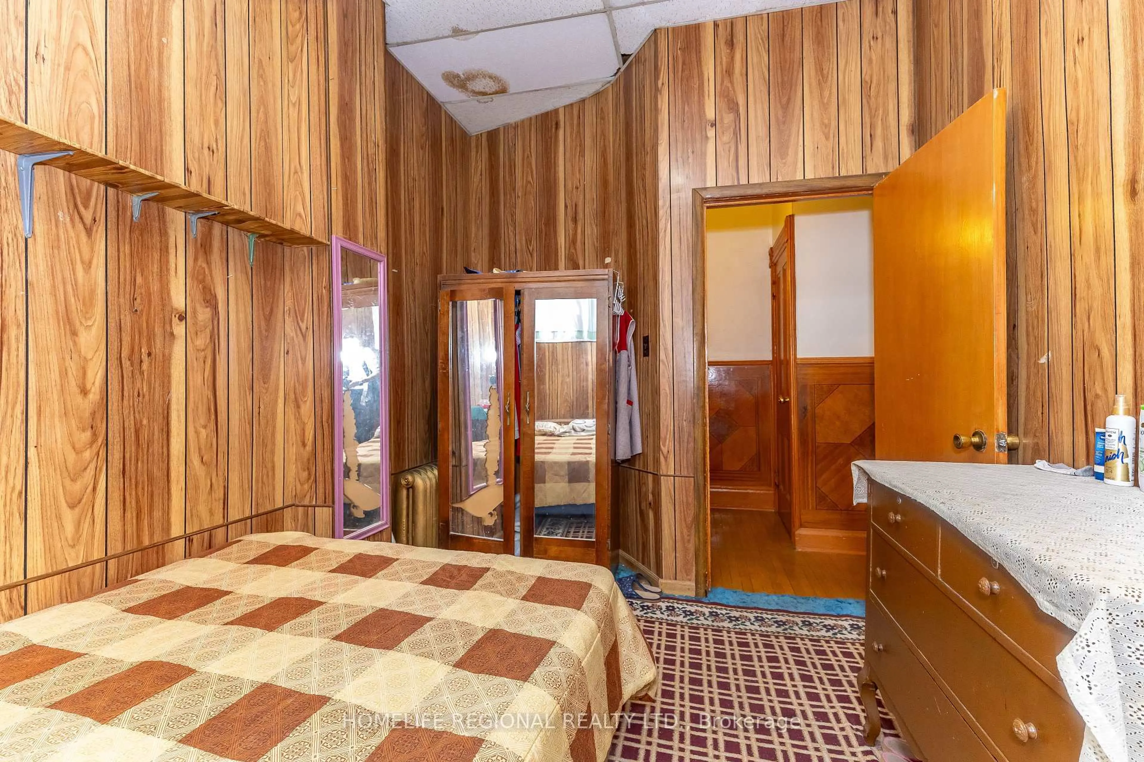 Indoor foyer for 237 Roxton Rd, Toronto Ontario M6G 3R1
