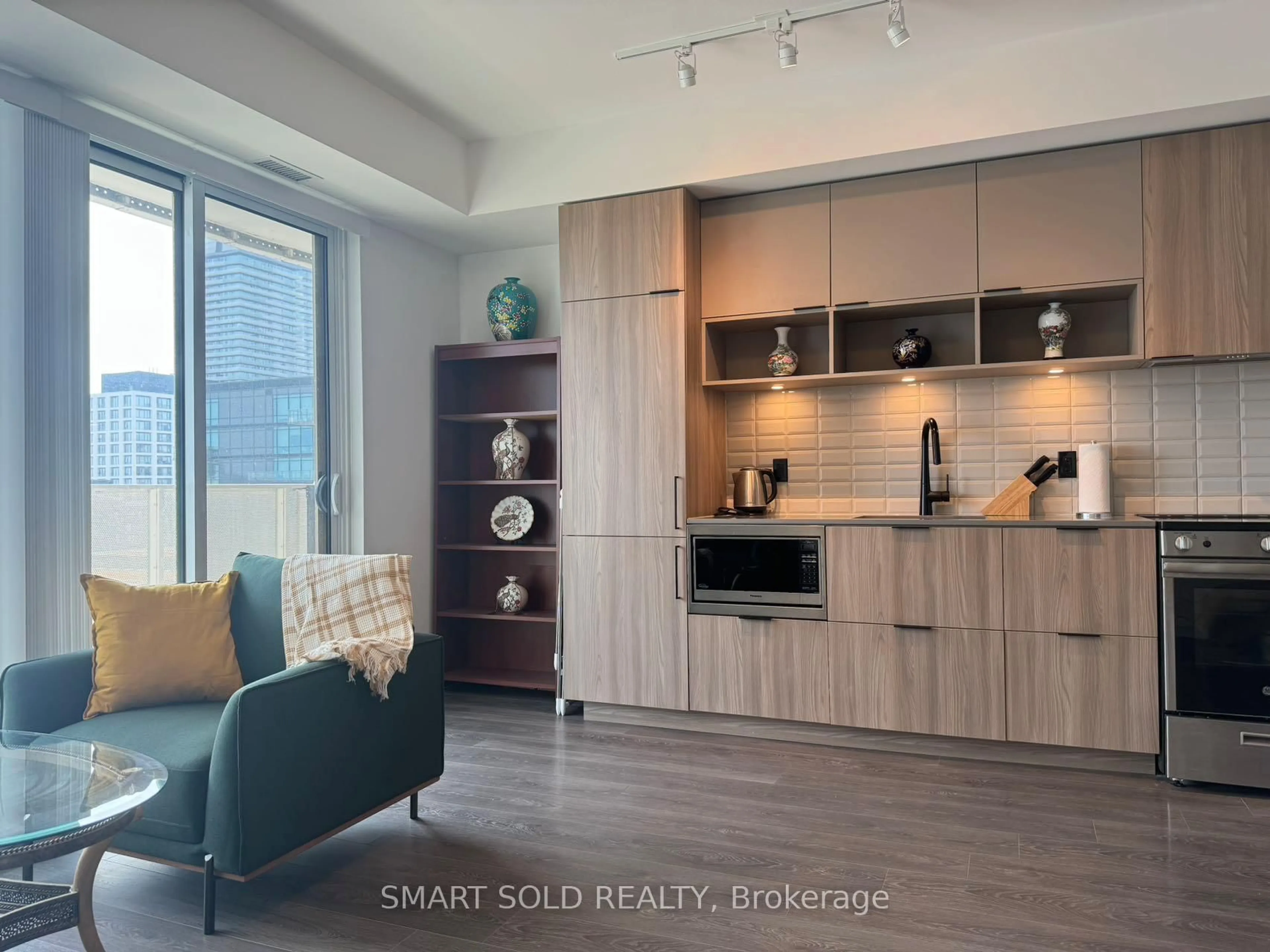 Open concept kitchen, wood/laminate floor for 60 Tannery Rd #905, Toronto Ontario M5A 0S8