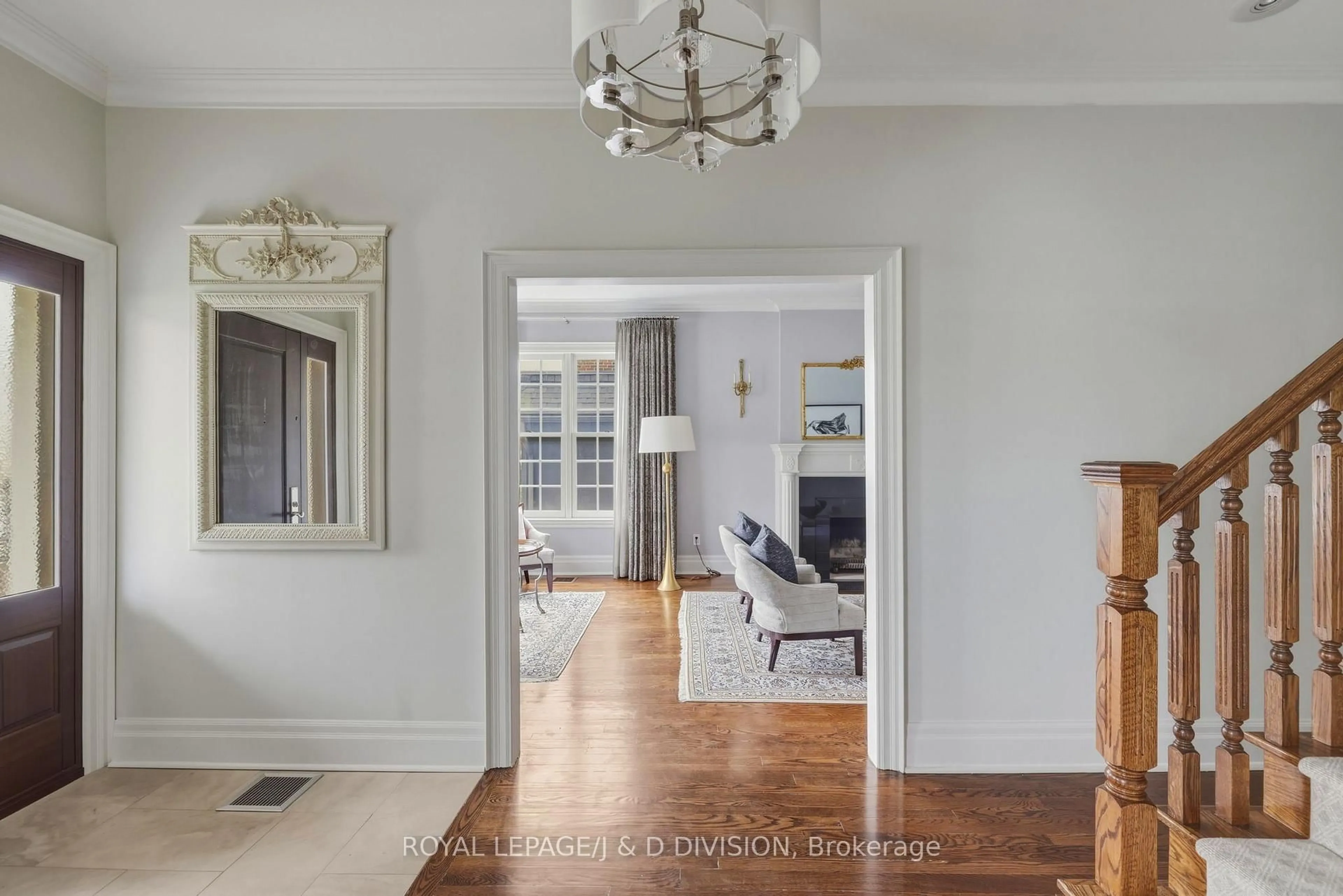 Indoor entryway for 118 Strathallan Blvd, Toronto Ontario M5N 1S7