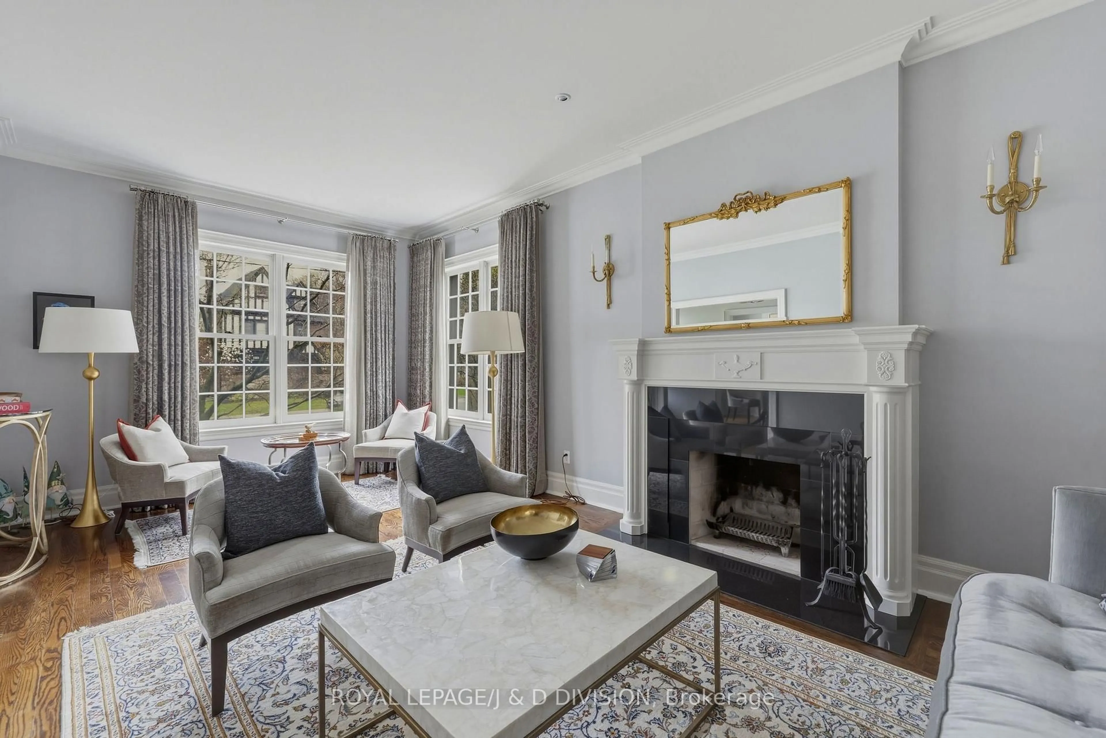 Living room with furniture, unknown for 118 Strathallan Blvd, Toronto Ontario M5N 1S7