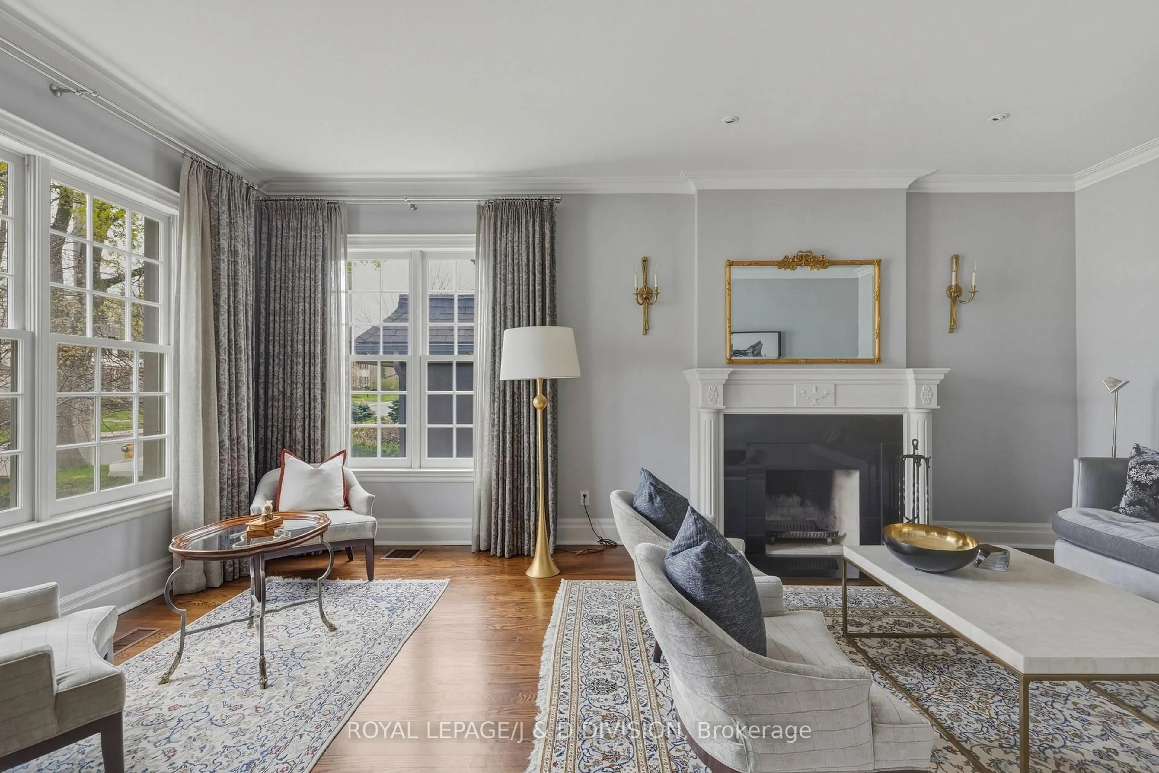 Living room with furniture, unknown for 118 Strathallan Blvd, Toronto Ontario M5N 1S7