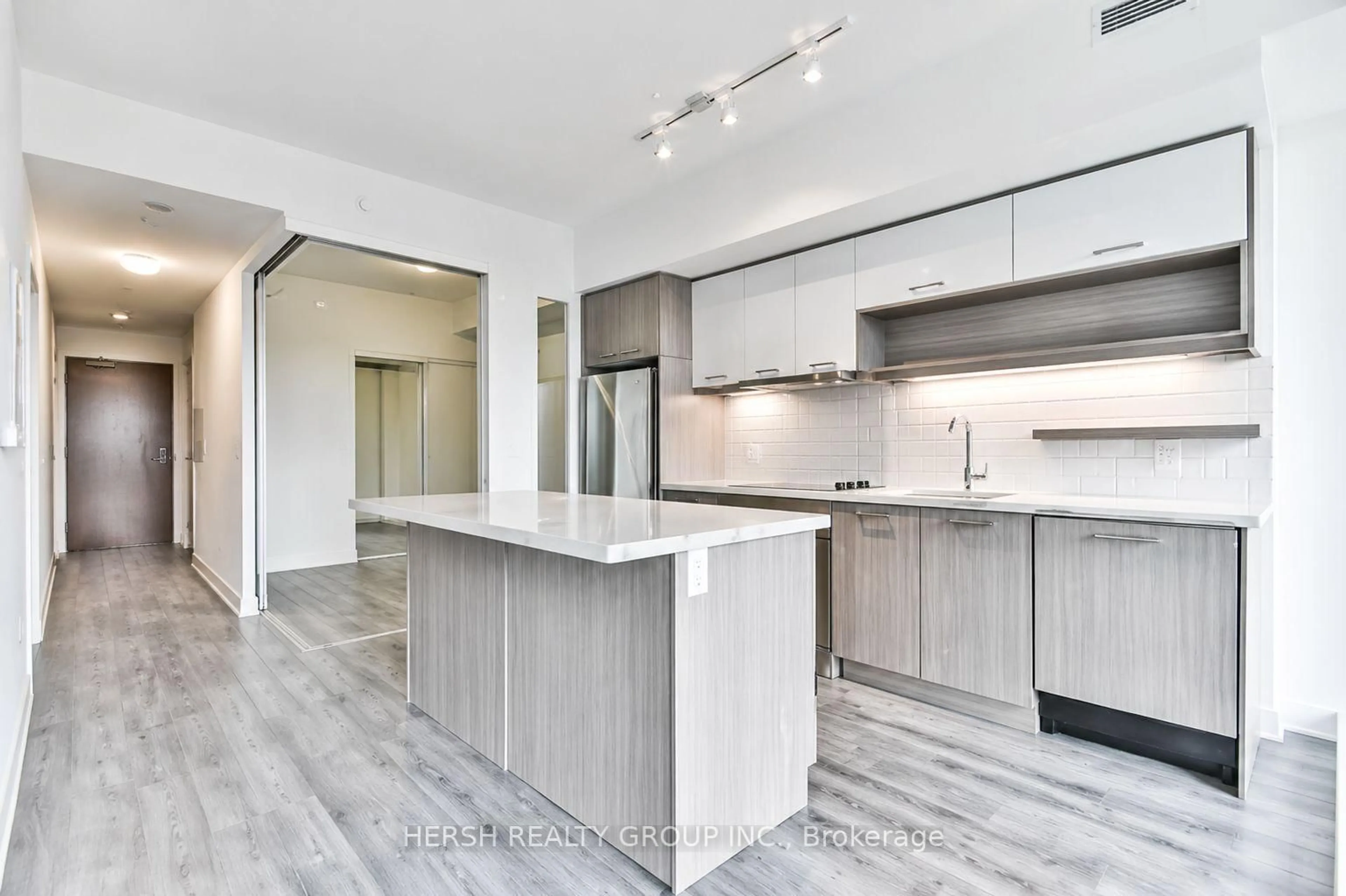 Open concept kitchen, unknown for 170 Chiltern Hill Rd, Toronto Ontario M6C 3C4