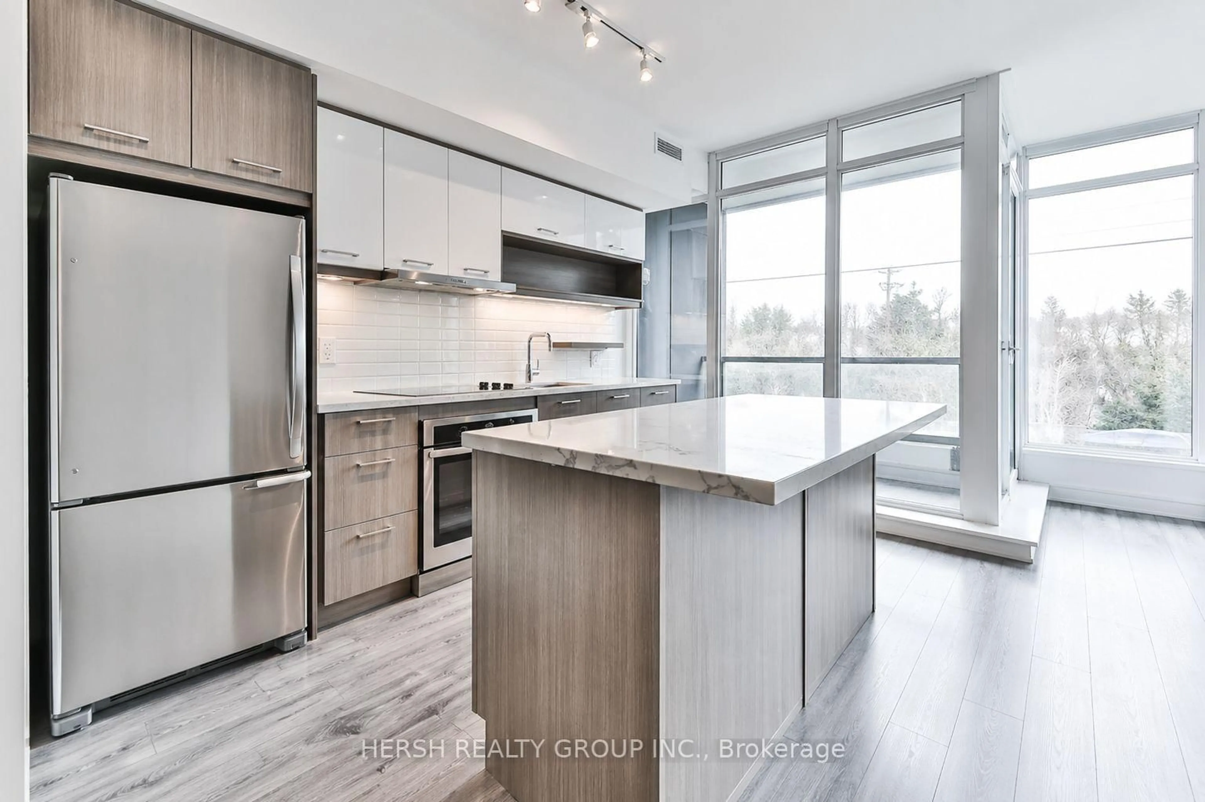 Open concept kitchen, unknown for 170 Chiltern Hill Rd, Toronto Ontario M6C 3C4