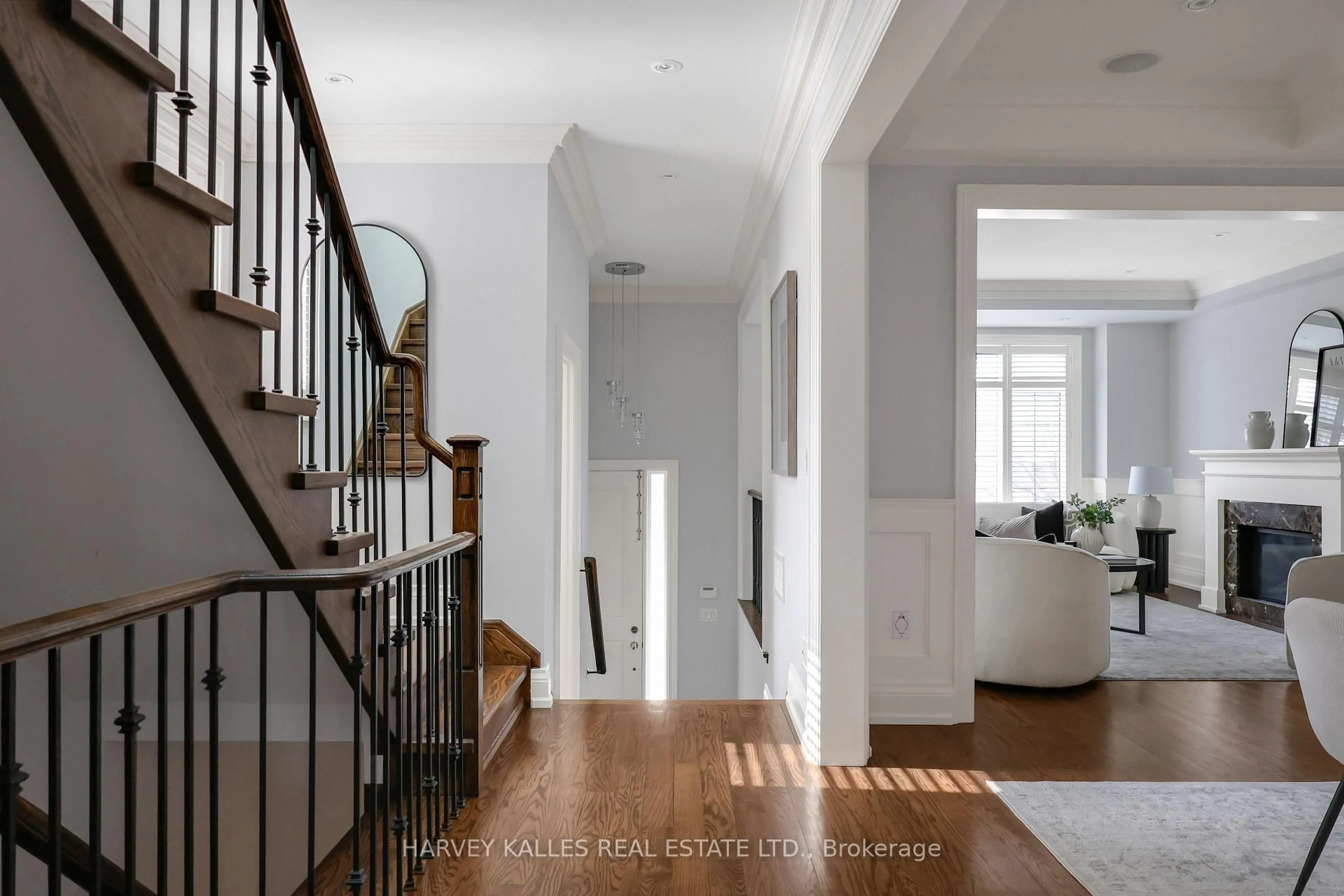 Indoor entryway for 177 Churchill Ave, Toronto Ontario M2N 1Z3