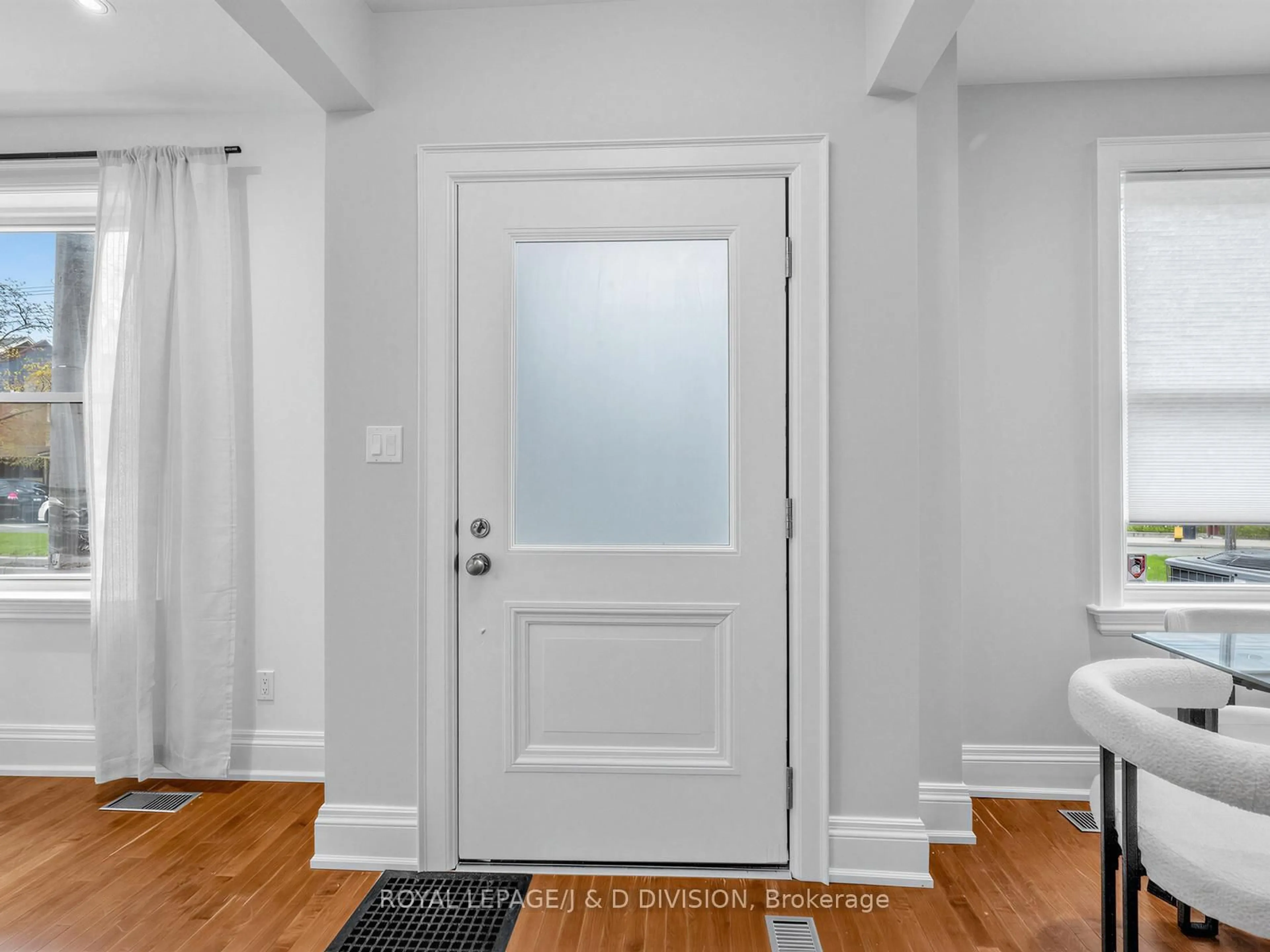 Indoor entryway for 194 Shaw St, Toronto Ontario M6J 2W8