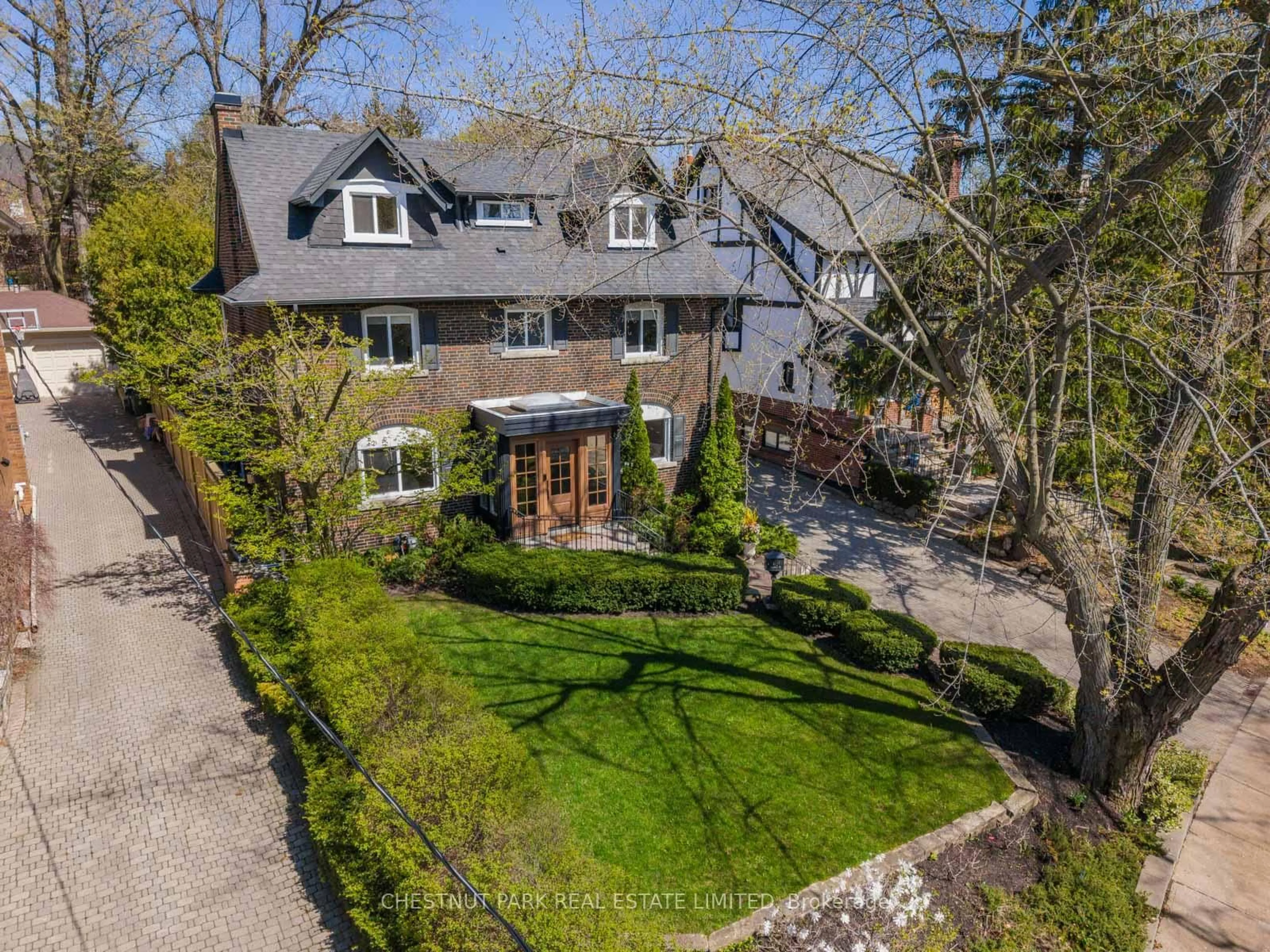 A pic from outside/outdoor area/front of a property/back of a property/a pic from drone, street for 35 Weybourne Cres, Toronto Ontario M4N 2R4