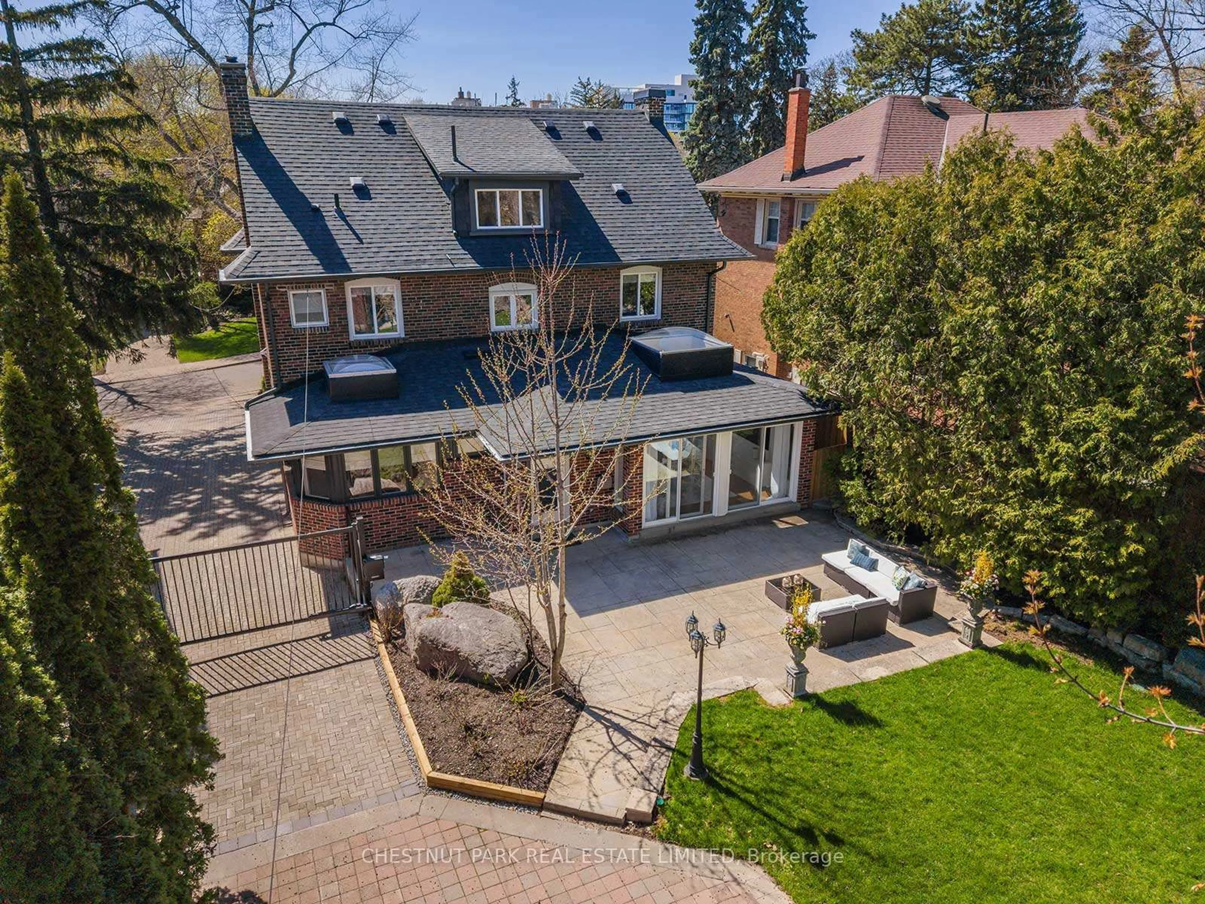 A pic from outside/outdoor area/front of a property/back of a property/a pic from drone, street for 35 Weybourne Cres, Toronto Ontario M4N 2R4