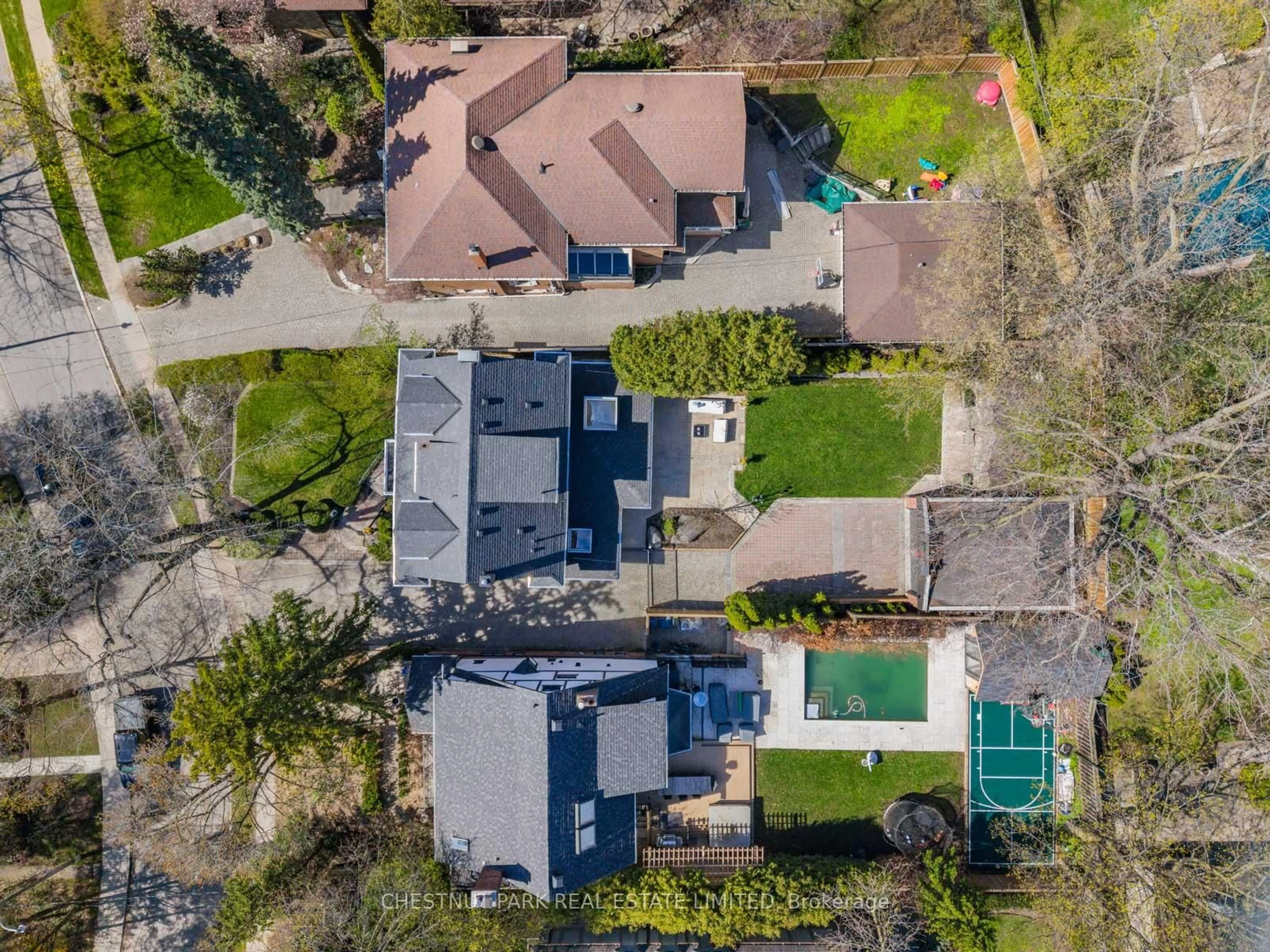 A pic from outside/outdoor area/front of a property/back of a property/a pic from drone, street for 35 Weybourne Cres, Toronto Ontario M4N 2R4