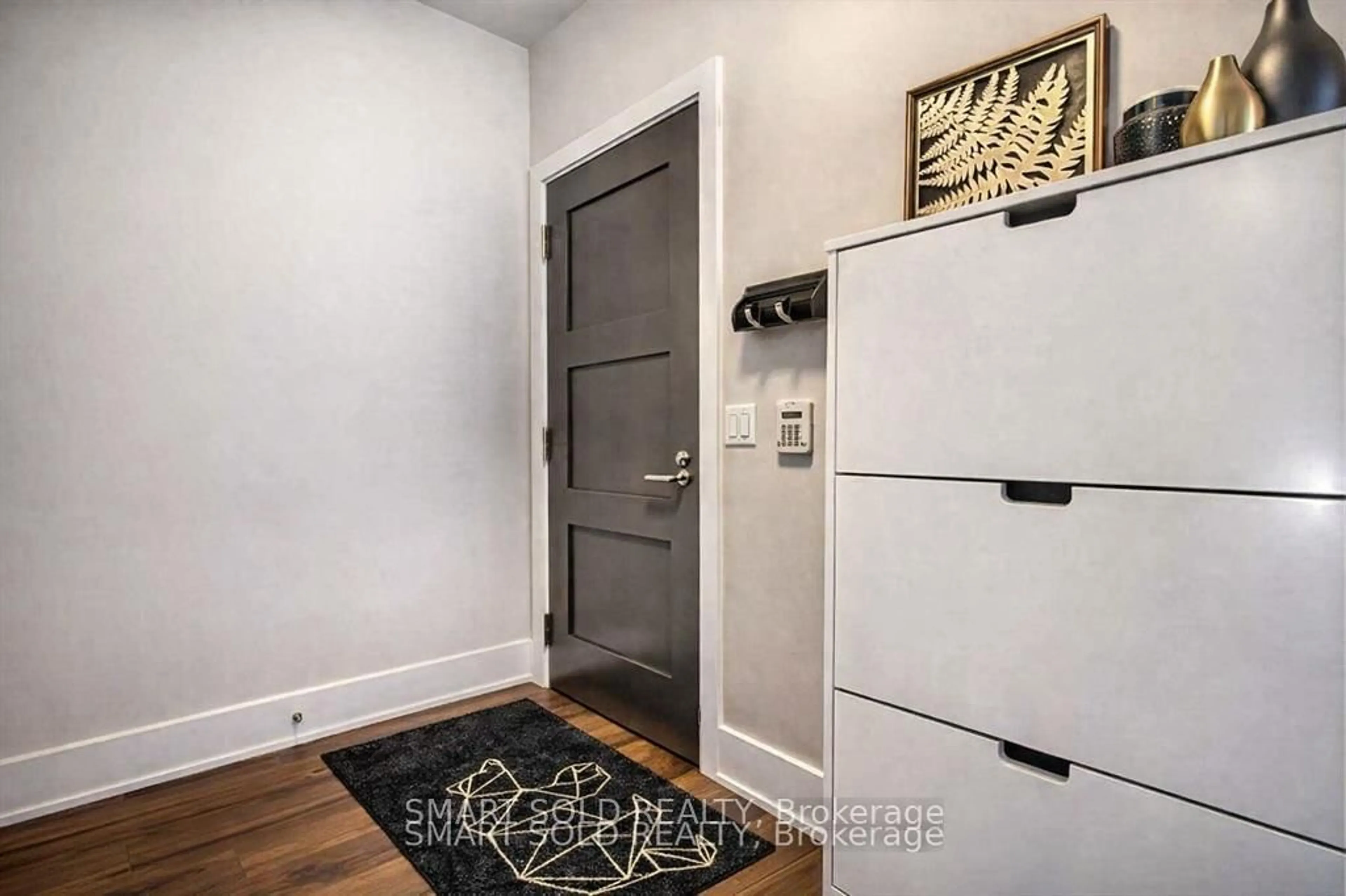 Indoor entryway for 300 Front St #1712, Toronto Ontario M5V 0E9