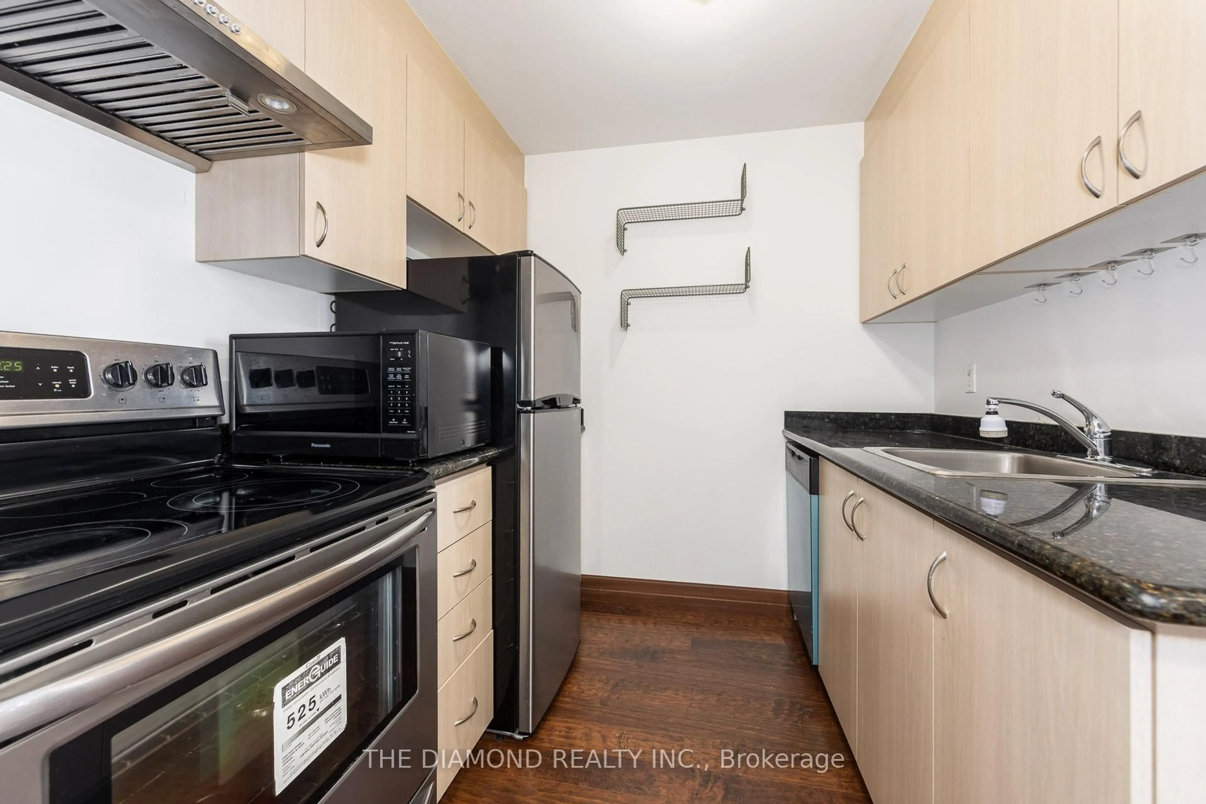 Standard kitchen, wood/laminate floor for 15 Maplewood Ave #PH 5, Toronto Ontario M6C 4B4