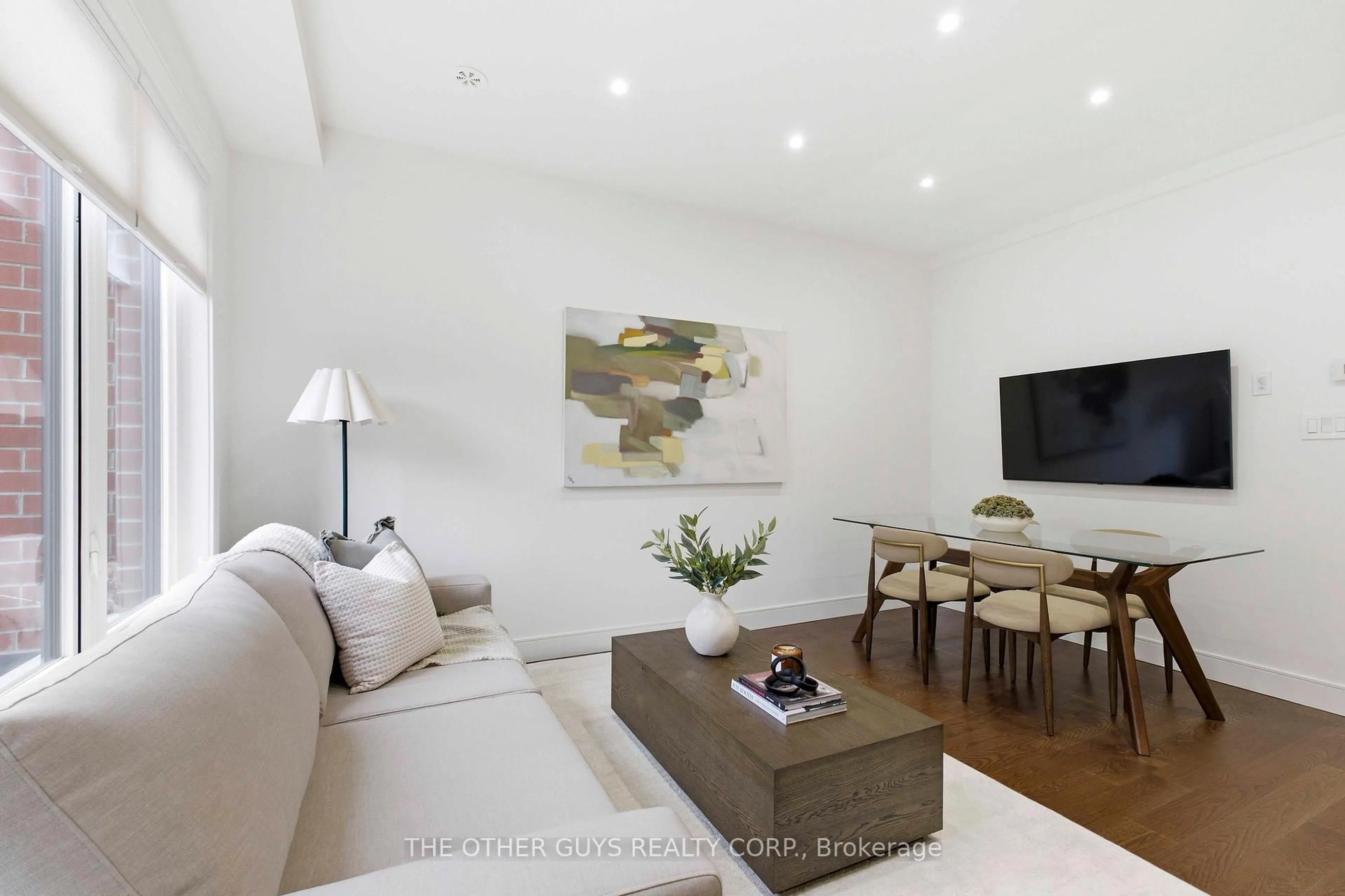 Living room with furniture, wood/laminate floor for 9R Clintwood Gate #18, Toronto Ontario M3A 0A8