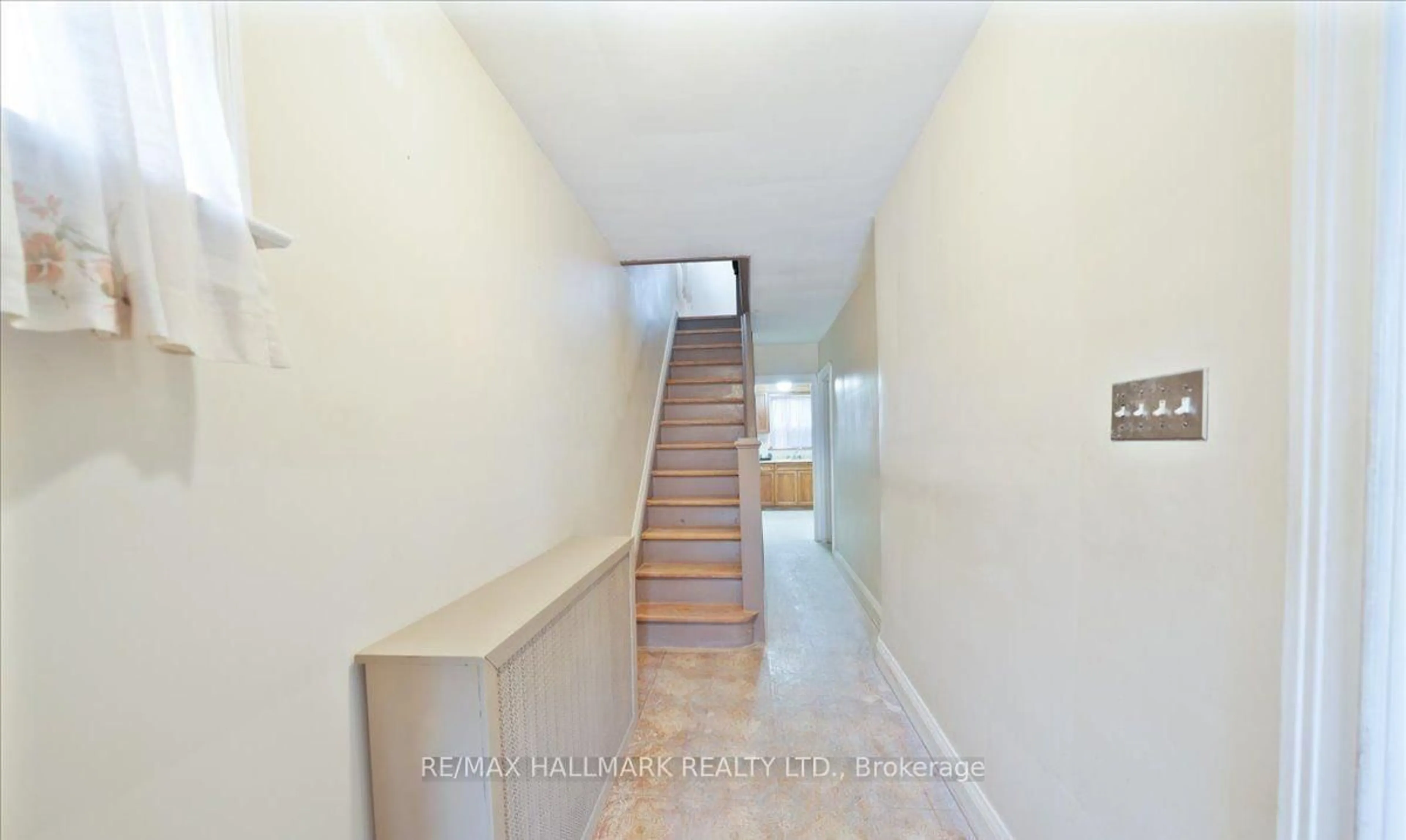 Unknown for 39 Lanark Ave, Toronto Ontario M6C 2B5