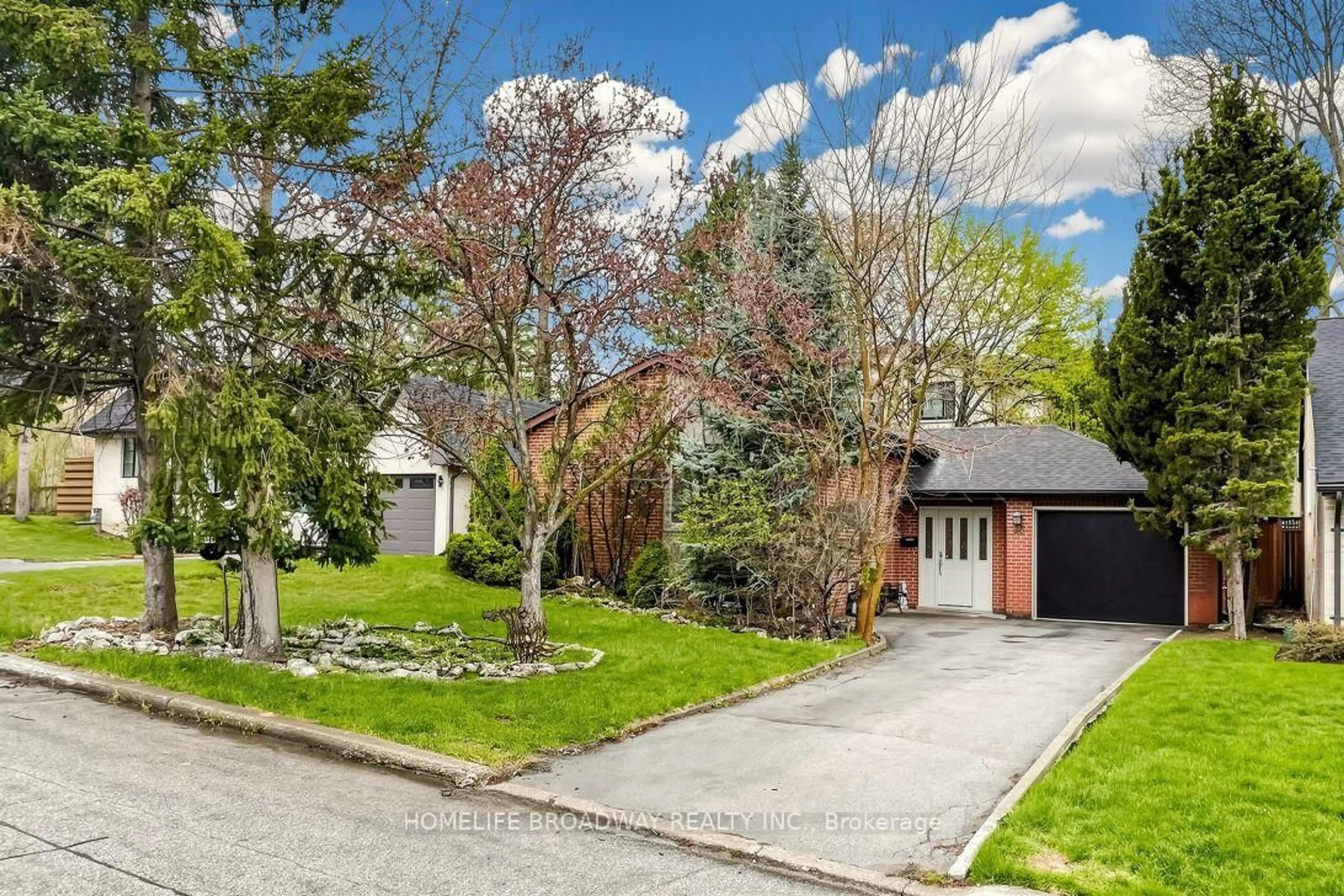 A pic from outside/outdoor area/front of a property/back of a property/a pic from drone, street for 36 Bradgate Rd, Toronto Ontario M3B 1J7