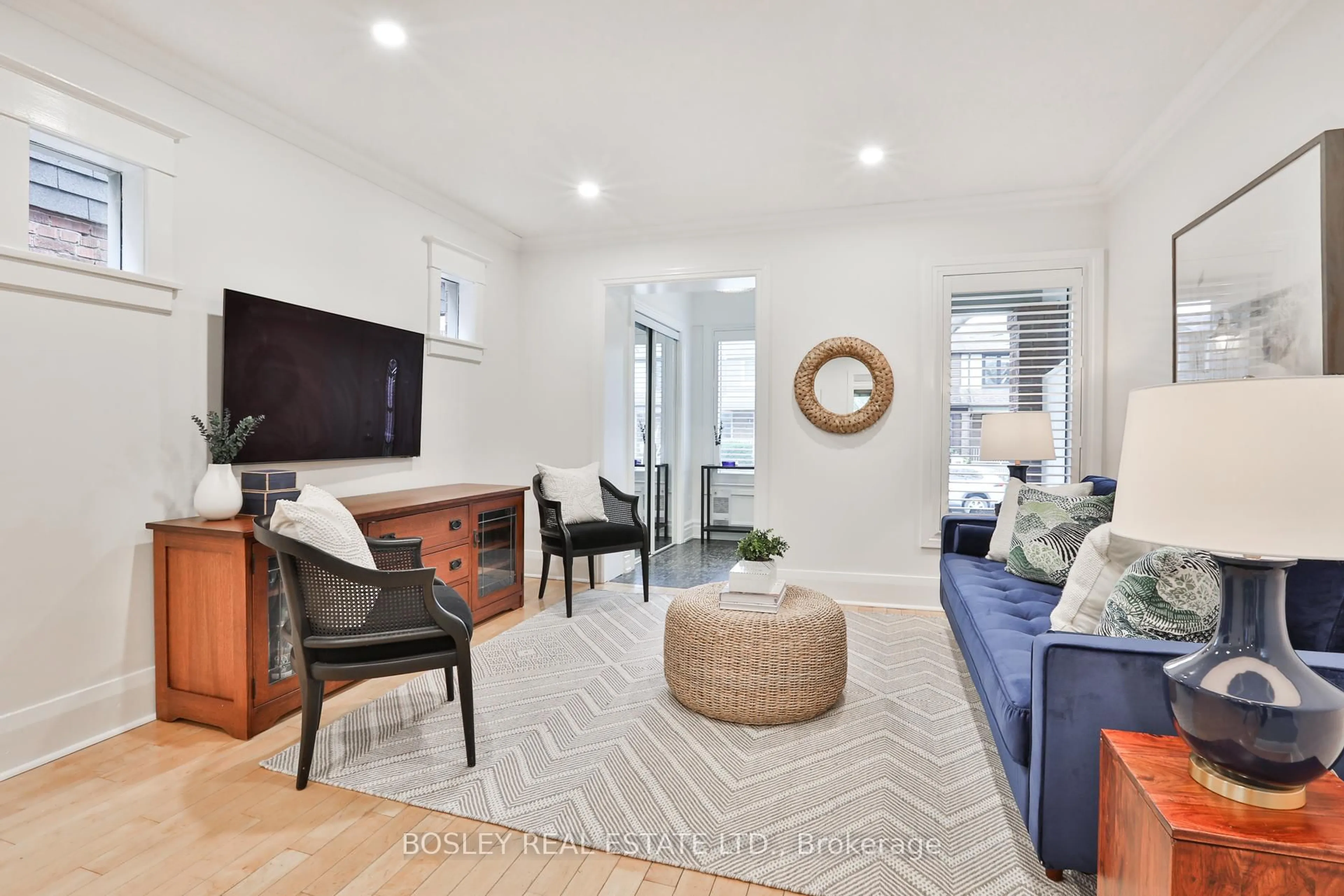 Living room with furniture, unknown for 489 Balliol St, Toronto Ontario M4S 1E1