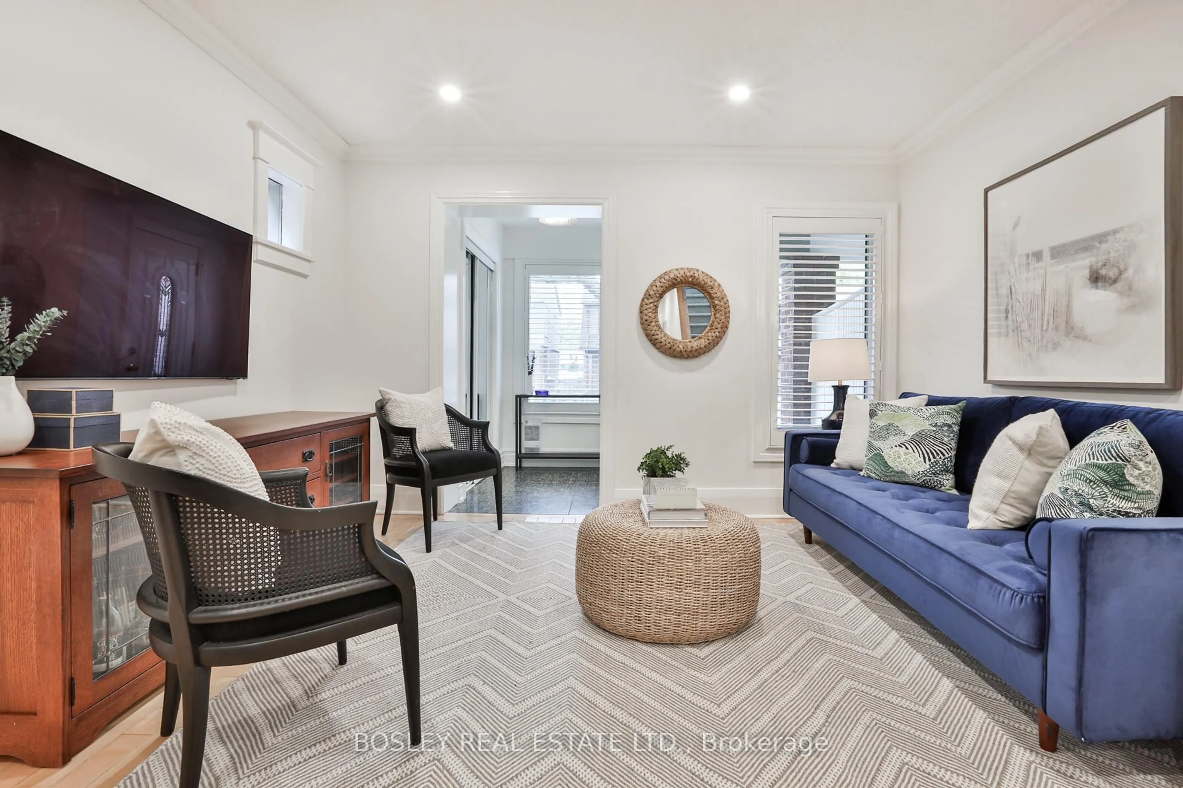 Living room with furniture, unknown for 489 Balliol St, Toronto Ontario M4S 1E1