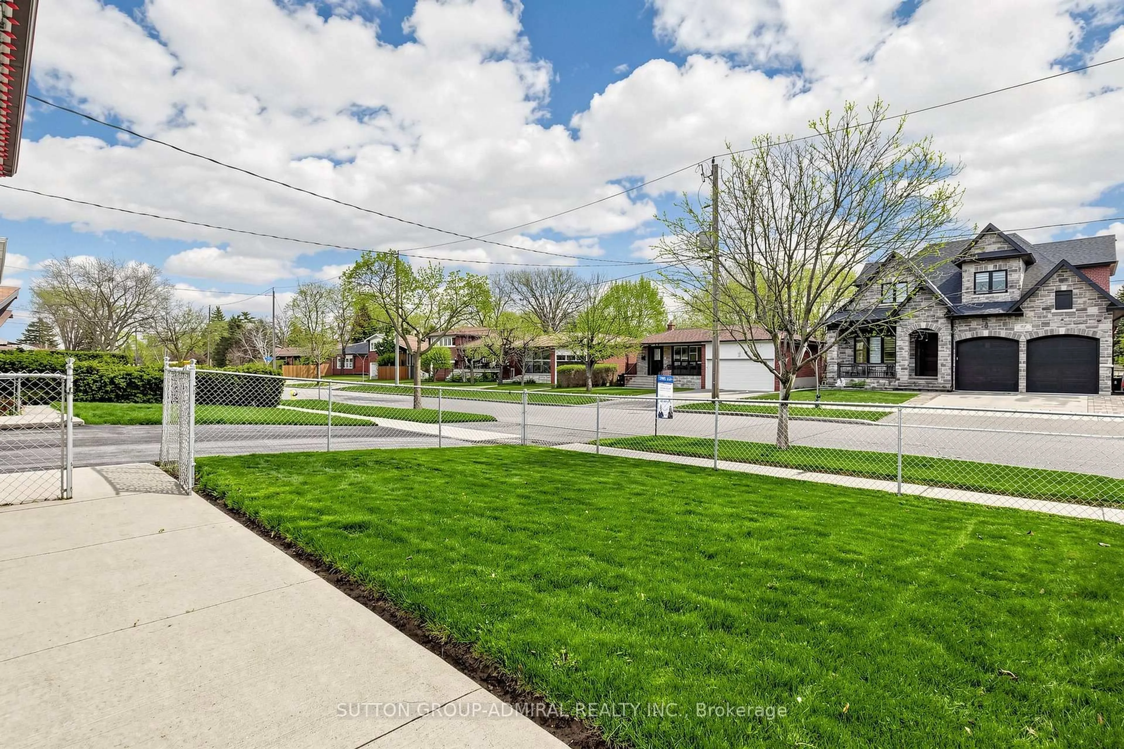 A pic from outside/outdoor area/front of a property/back of a property/a pic from drone, street for 26 Donnalyn Dr, Toronto Ontario M2R 2R8