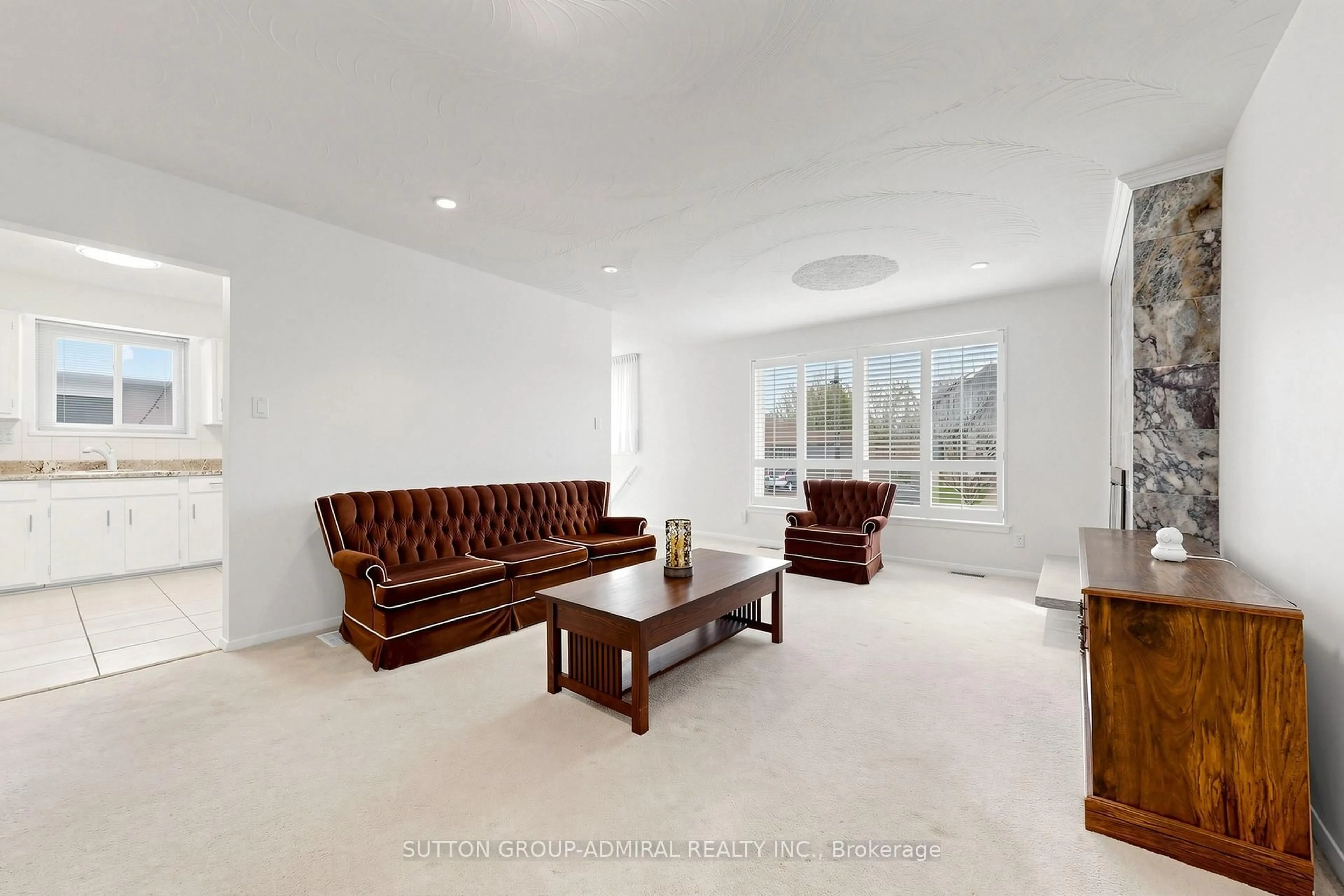 Living room with furniture, unknown for 26 Donnalyn Dr, Toronto Ontario M2R 2R8