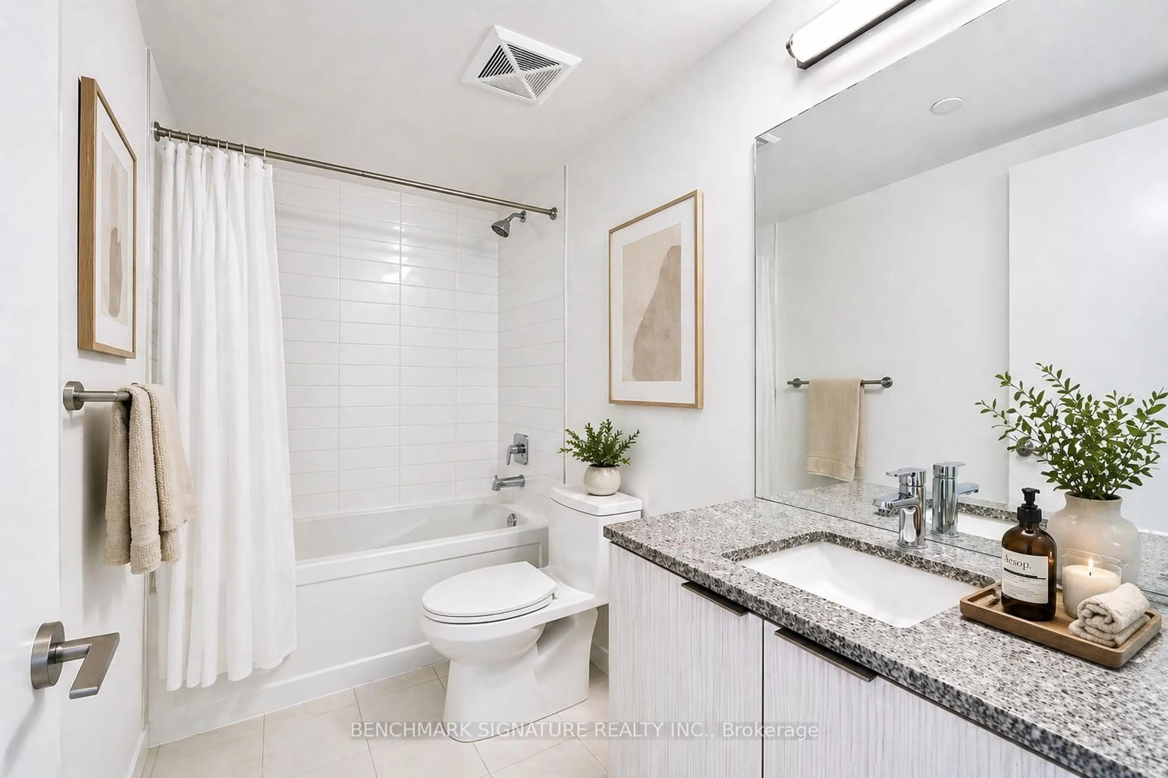 Standard bathroom, ceramic/tile floor for 158 Front St #1710, Toronto Ontario M5A 0K9